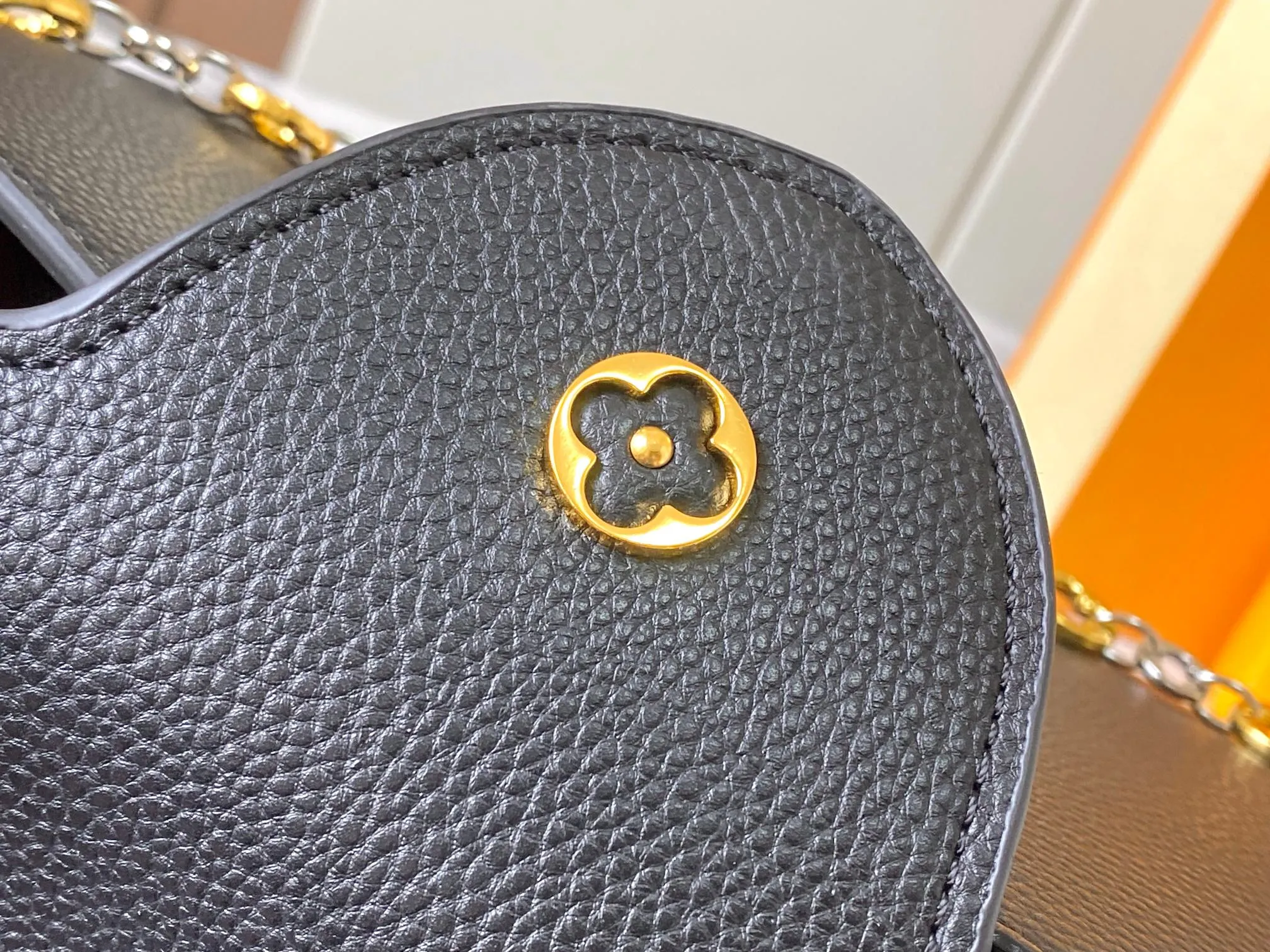 Top original P480 Guangzhou goods 🇫🇷M12938 This Capucines medium handbag is from the ChainOnYou series, using Taurillon cow leather to focus on the brand's ingenuity and sophisticated craftsmanship. The jewelry-style double-plated chain is embellished with Monogram flowers, and the rounded LV letters and metal parts add elegant touches. Whether worn cross-body, hand-carried or shoulder-carried, it can display elegant style. Size:31.5×20×11cm