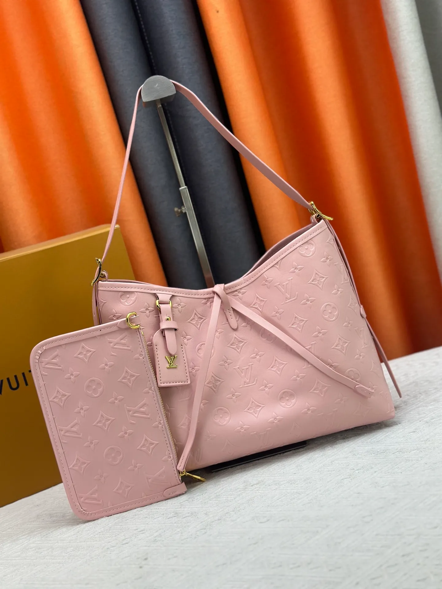 P260 Upgraded original [CarryAll small handbag] M46289 M46288 M46293 M46203 small handbag is made of Monogram canvas and leather trim, making it a personal companion for urban life. The generous construction has a neat interior and a large interior pocket adds a functional element. Monogram canvas zippered clutch secured with leather strap. Dimensions: Small 29x24x12 cm
