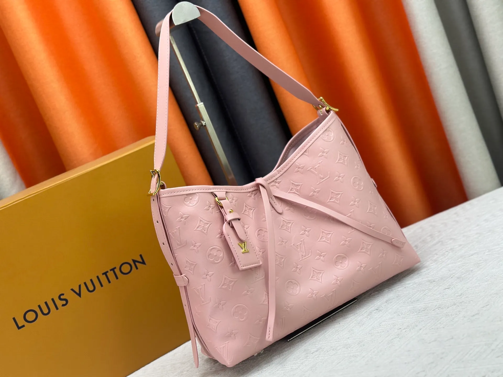 P260 Upgraded original [CarryAll small handbag] M46289 M46288 M46293 M46203 small handbag is made of Monogram canvas and leather trim, making it a personal companion for urban life. The generous construction has a neat interior and a large interior pocket adds a functional element. Monogram canvas zippered clutch secured with leather strap. Dimensions: Small 29x24x12 cm