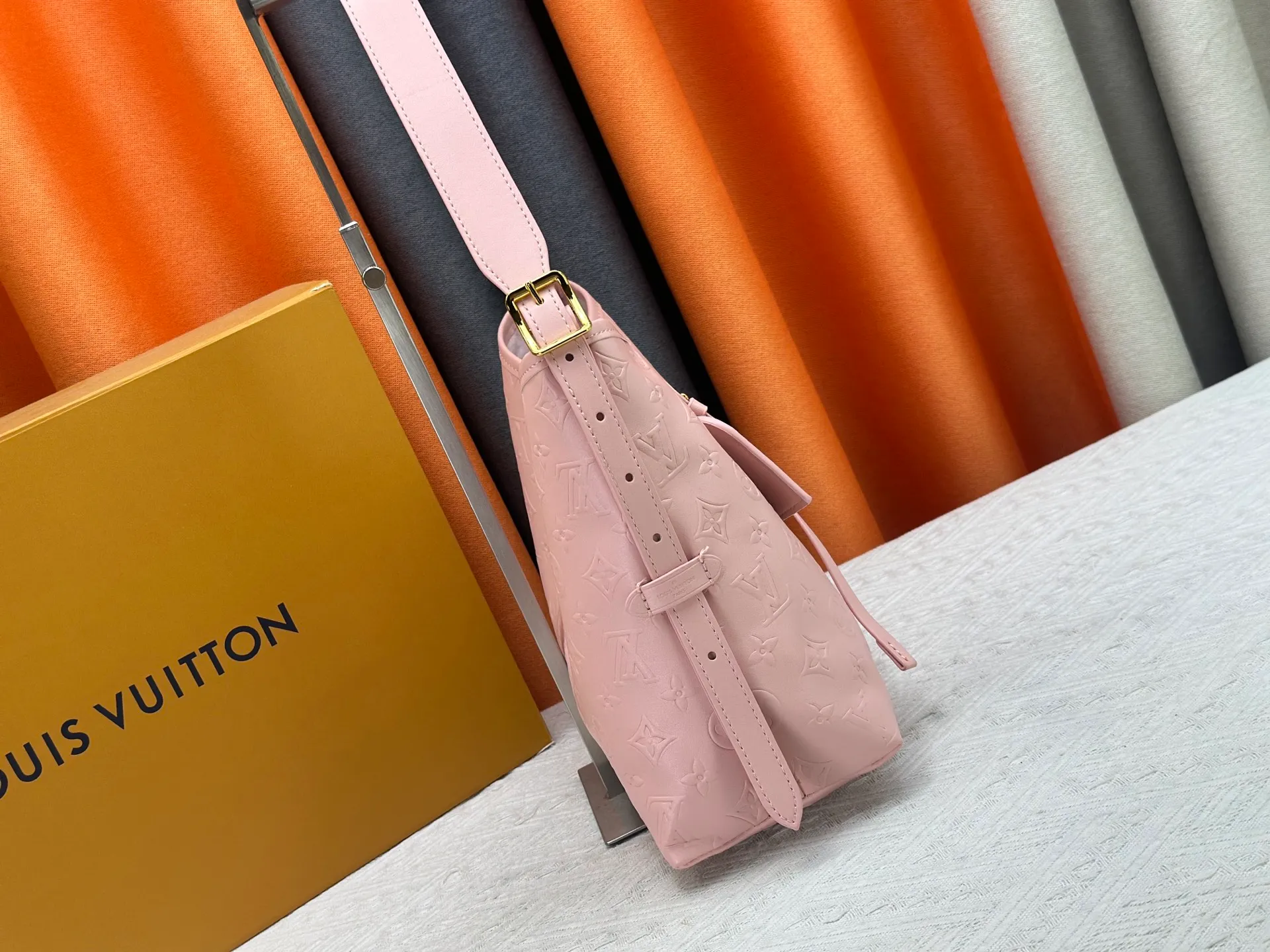 P260 Upgraded original [CarryAll small handbag] M46289 M46288 M46293 M46203 small handbag is made of Monogram canvas and leather trim, making it a personal companion for urban life. The generous construction has a neat interior and a large interior pocket adds a functional element. Monogram canvas zippered clutch secured with leather strap. Dimensions: Small 29x24x12 cm