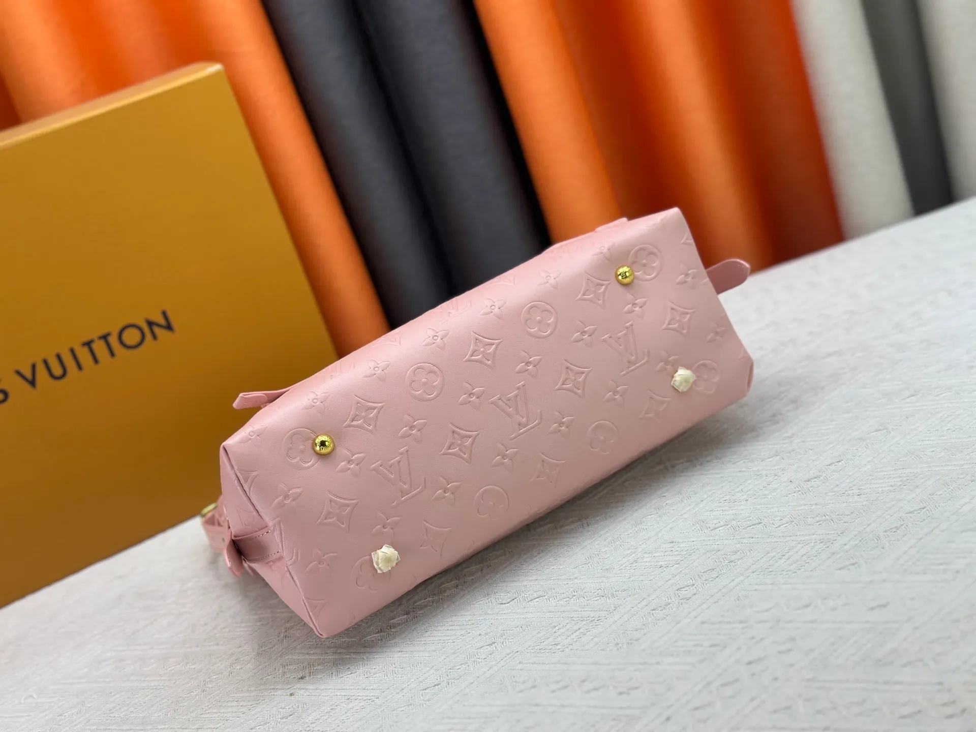 P260 Upgraded original [CarryAll small handbag] M46289 M46288 M46293 M46203 small handbag is made of Monogram canvas and leather trim, making it a personal companion for urban life. The generous construction has a neat interior and a large interior pocket adds a functional element. Monogram canvas zippered clutch secured with leather strap. Dimensions: Small 29x24x12 cm