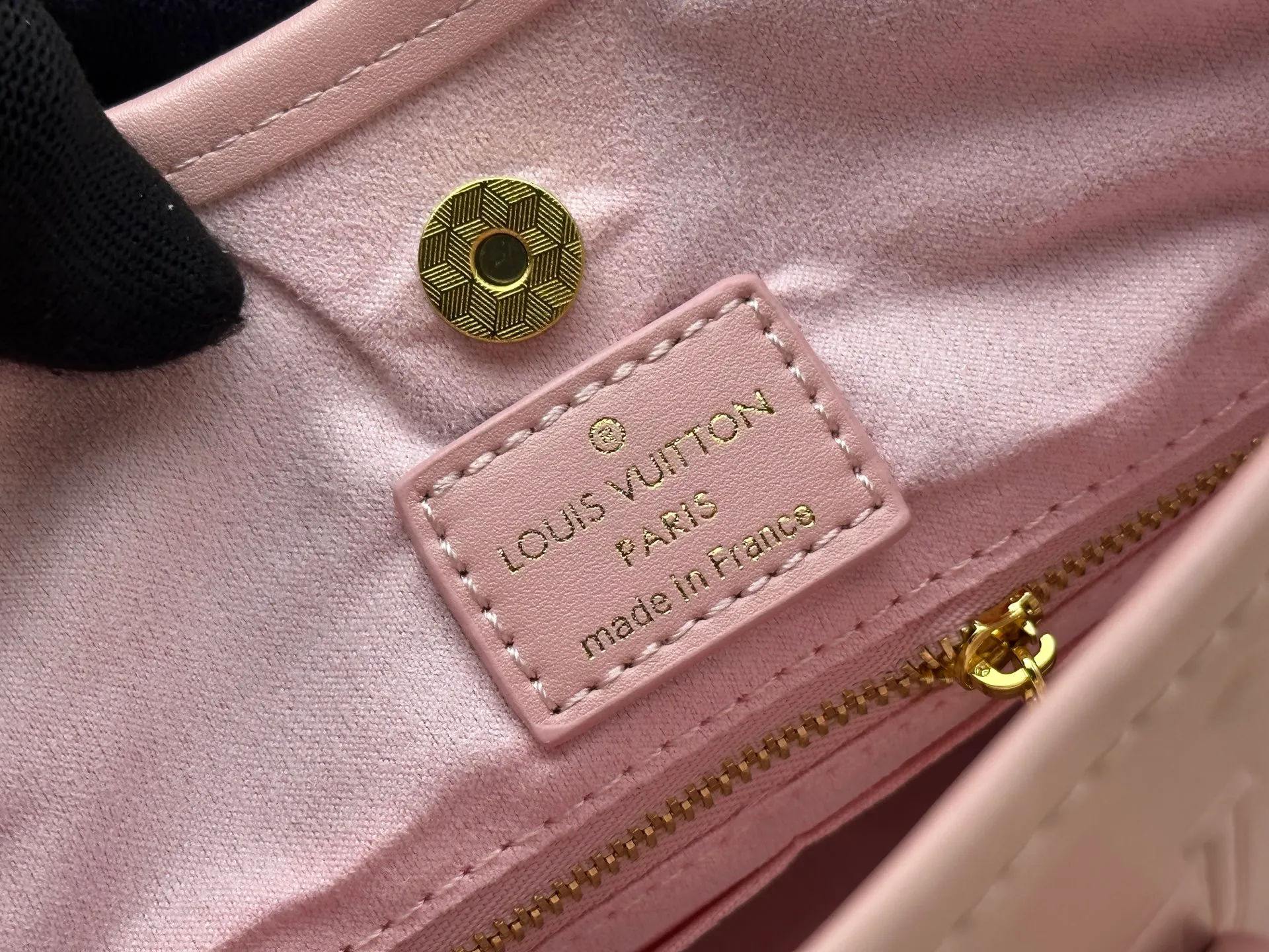 P260 Upgraded original [CarryAll small handbag] M46289 M46288 M46293 M46203 small handbag is made of Monogram canvas and leather trim, making it a personal companion for urban life. The generous construction has a neat interior and a large interior pocket adds a functional element. Monogram canvas zippered clutch secured with leather strap. Dimensions: Small 29x24x12 cm
