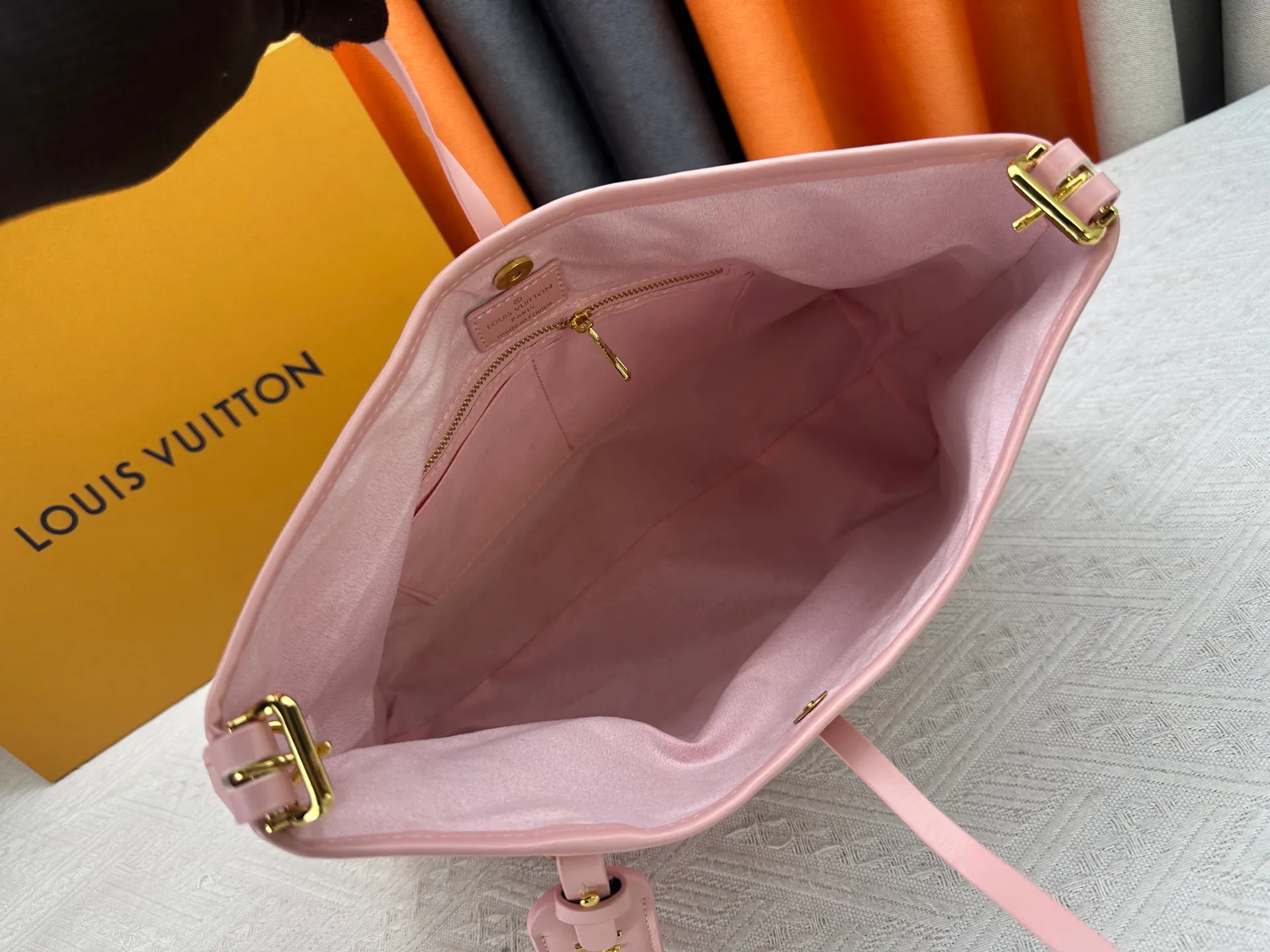 P260 Upgraded original [CarryAll small handbag] M46289 M46288 M46293 M46203 small handbag is made of Monogram canvas and leather trim, making it a personal companion for urban life. The generous construction has a neat interior and a large interior pocket adds a functional element. Monogram canvas zippered clutch secured with leather strap. Dimensions: Small 29x24x12 cm