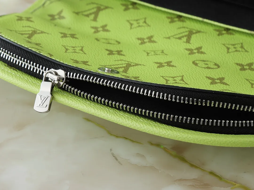 💰220💰Upgraded from the original M14079 M12681 M12806 M12636 This Pulse messenger bag is exquisitely constructed with Monogram Eclipse canvas and equipped with a cord zipper puller for the outer pocket on the flap. The magnetic closure makes it easy to access items, and the leather shoulder strap can be adjusted using the side loops, making it ideal for shoulder or cross-body wear. 26.6 x 17.0 x 11.0 cm (length x height x width)