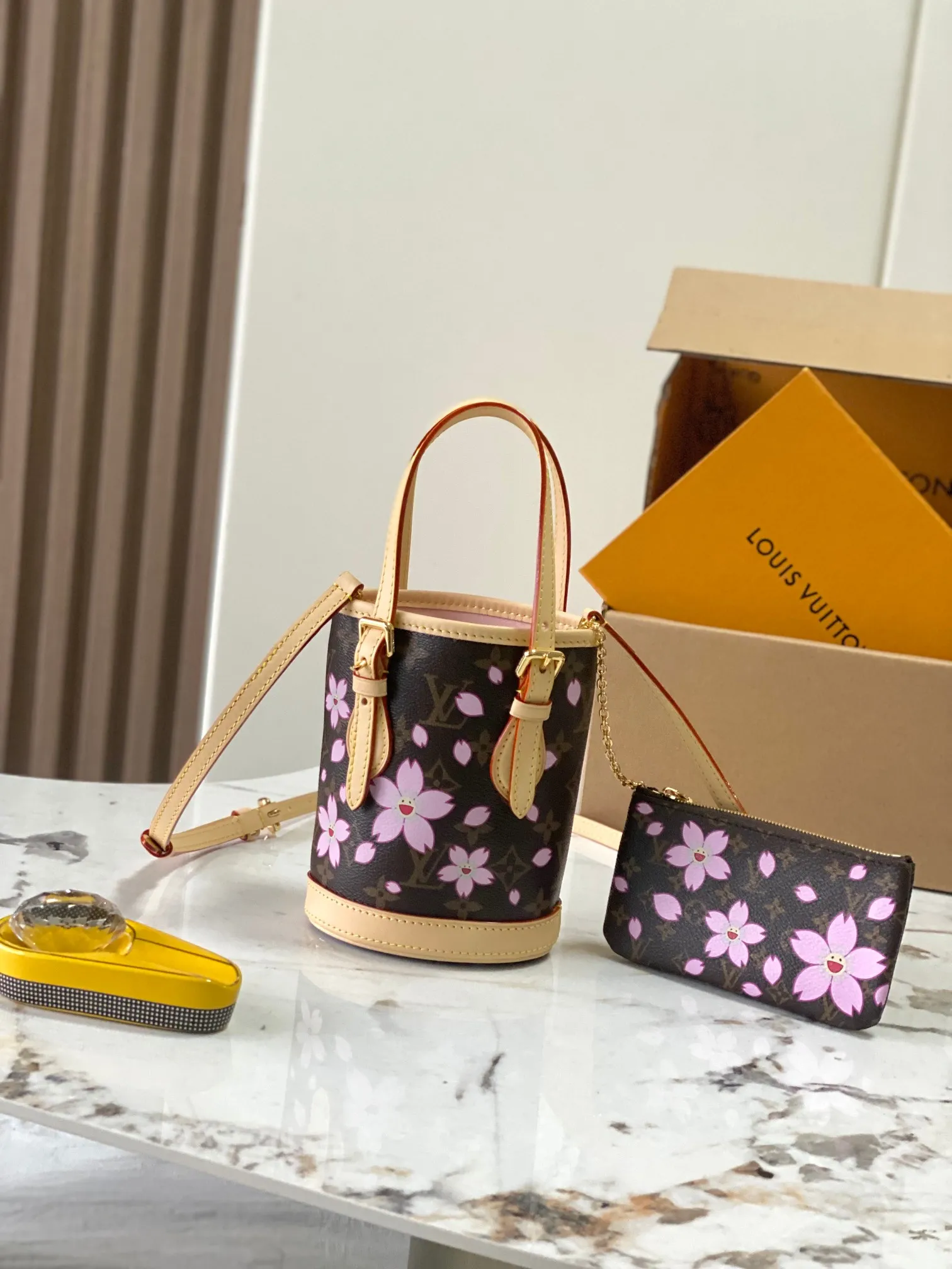p1640 [Special grade MB163c chip version original leather] This TM NANO BUCKET handbag Model: M13417 Presbyopia Material: A-grade all-steel hardware, imported original fabric Packaging: Full set of original duty-free MB packaging Size: 17x13x9cm