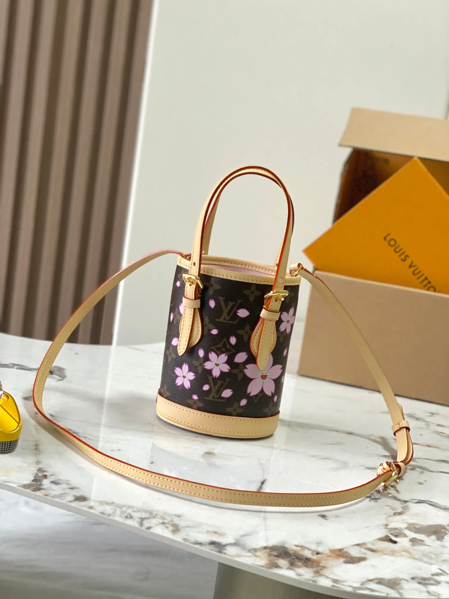 p1640 [Special grade MB163c chip version original leather] This TM NANO BUCKET handbag Model: M13417 Presbyopia Material: A-grade all-steel hardware, imported original fabric Packaging: Full set of original duty-free MB packaging Size: 17x13x9cm