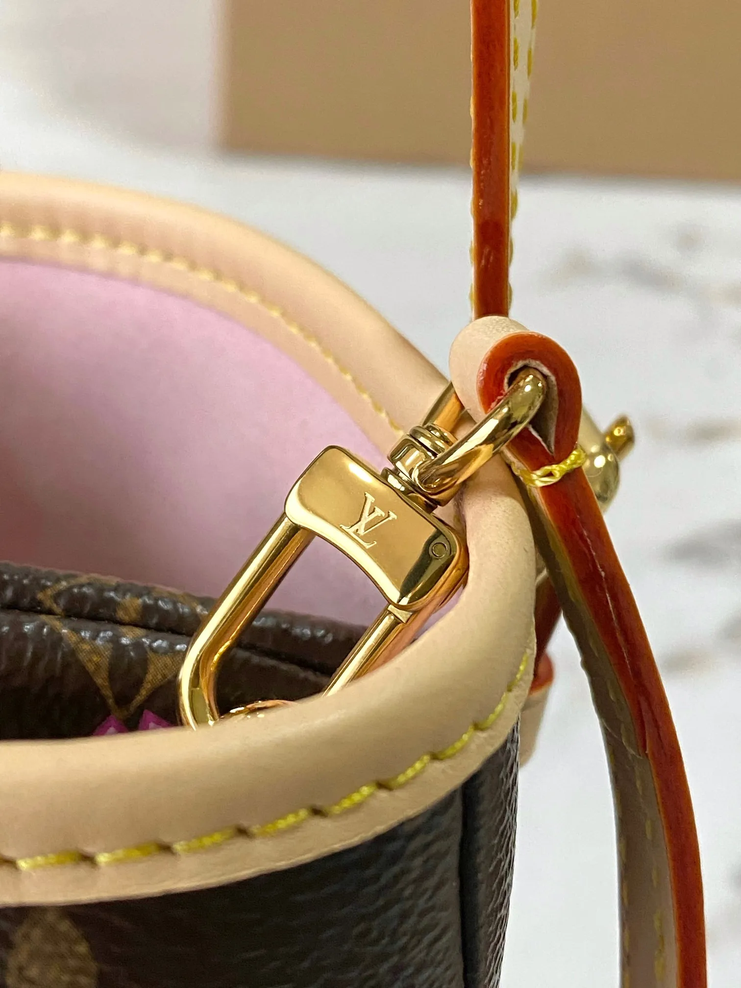 p1640 [Special grade MB163c chip version original leather] This TM NANO BUCKET handbag Model: M13417 Presbyopia Material: A-grade all-steel hardware, imported original fabric Packaging: Full set of original duty-free MB packaging Size: 17x13x9cm