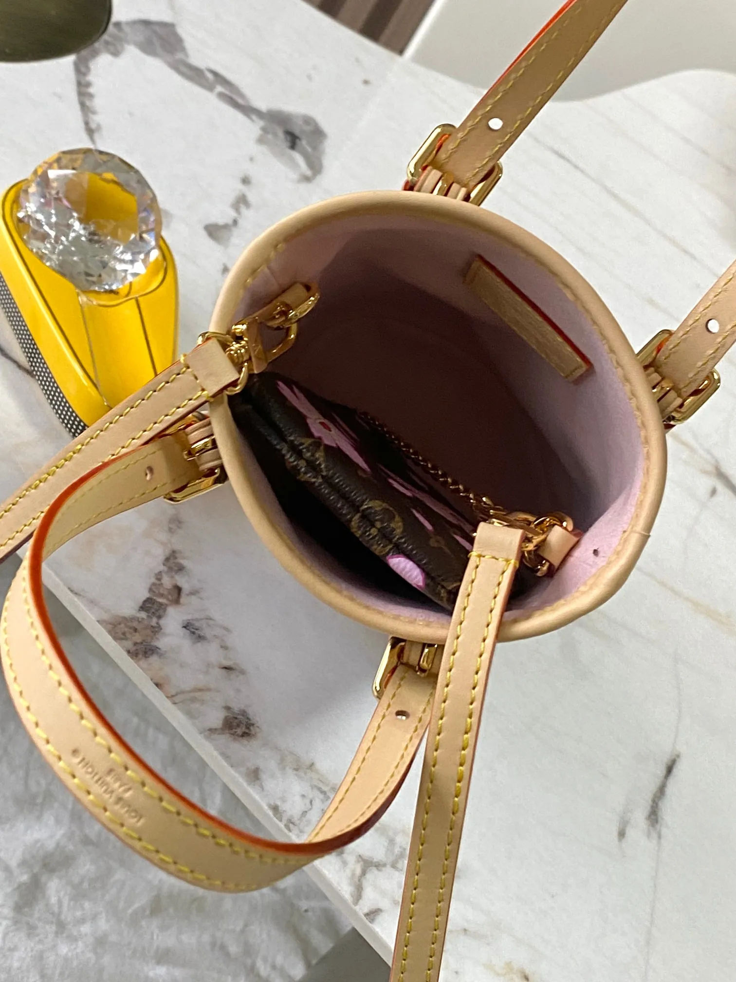 p1640 [Special grade MB163c chip version original leather] This TM NANO BUCKET handbag Model: M13417 Presbyopia Material: A-grade all-steel hardware, imported original fabric Packaging: Full set of original duty-free MB packaging Size: 17x13x9cm