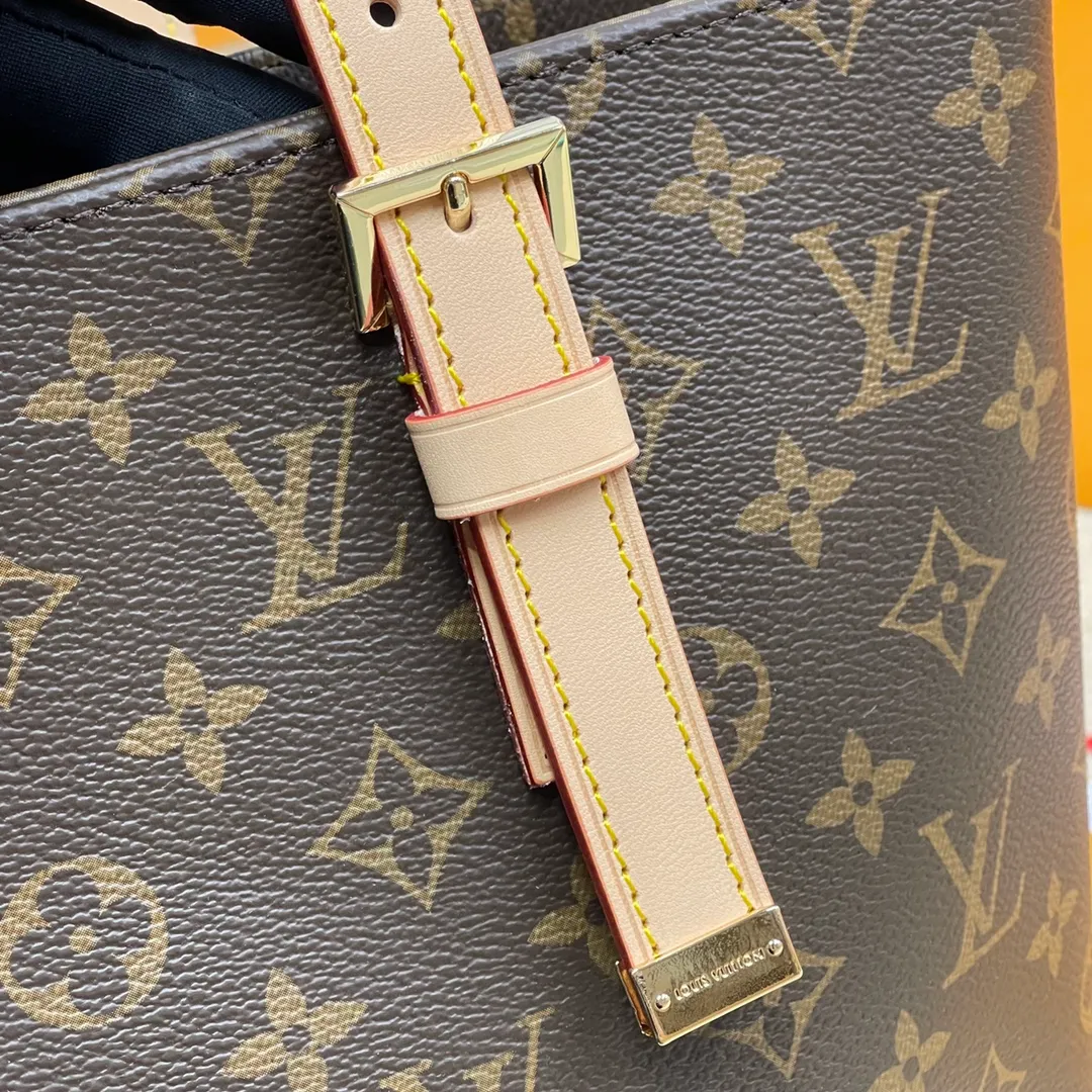 [Upgraded version] P540¥ [Rose] Upgraded version • Comes with full package · [Sun] Model M12095 This Mezzo handbag draws inspiration from the original design of the 2000s. It uses a neat structure and triangular leather on the sides to accentuate the classic style of the Monogram pattern, and adds a modern touch through the asymmetric handles. The medium size fits the fashion trend of large handbags and can easily accommodate commuting and travel needs. Size: 25x27x11.5cm