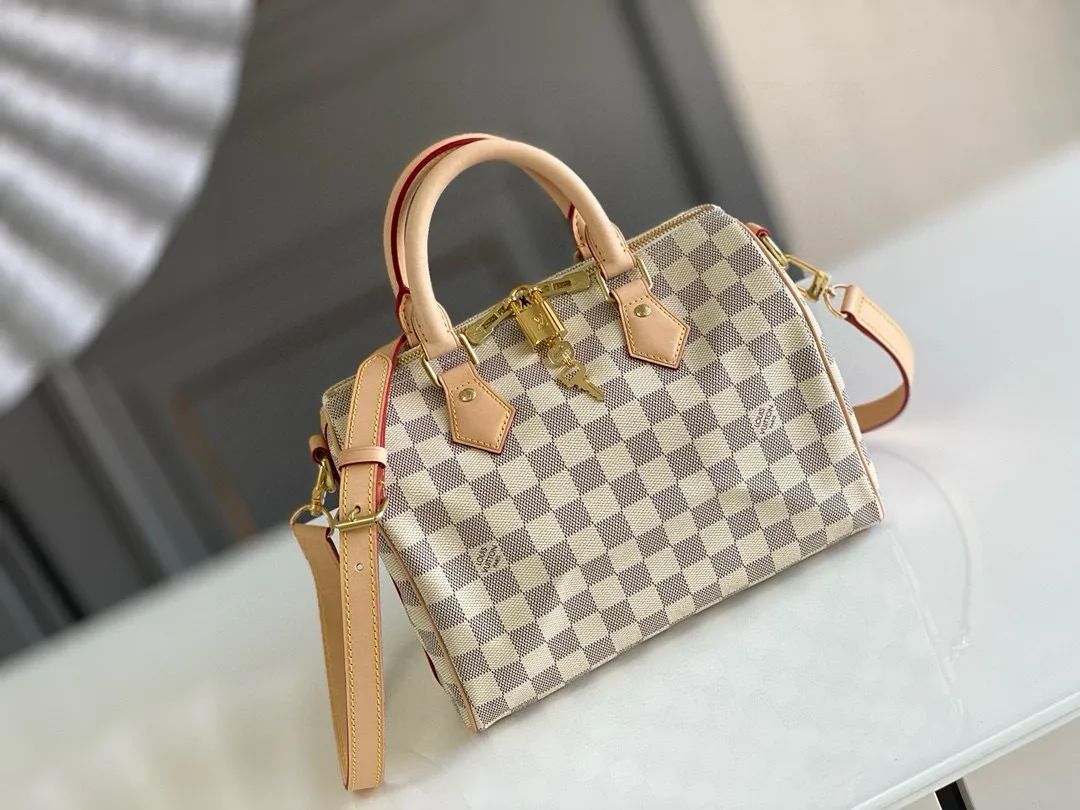 💰760 Top Original N41374 SPEEDY 25 Handbag (With Shoulder Strap) As a representative work of classic design, the Speedy 25 handbag shows full fashion sense whether it is carried cross-body, shoulder or handheld. Fresh and soft Damier Azur canvas adds a special touch. Detailed Features 25 x 19 x 15 cm (Length x Height x Width) Shiny gold-tone brass hardware and padlock Lockable double zipper closure Internal pocket D-ring for keys and accessories Soft fabric lining Shoulder strap: removable, adjustable Strap half-length: 46.5 cm Strap half-length adjustable to: 55.0 cm Handle: Double handle