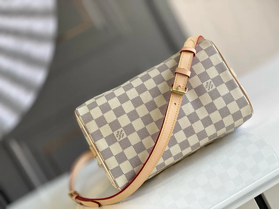 💰760 Top Original N41374 SPEEDY 25 Handbag (With Shoulder Strap) As a representative work of classic design, the Speedy 25 handbag shows full fashion sense whether it is carried cross-body, shoulder or handheld. Fresh and soft Damier Azur canvas adds a special touch. Detailed Features 25 x 19 x 15 cm (Length x Height x Width) Shiny gold-tone brass hardware and padlock Lockable double zipper closure Internal pocket D-ring for keys and accessories Soft fabric lining Shoulder strap: removable, adjustable Strap half-length: 46.5 cm Strap half-length adjustable to: 55.0 cm Handle: Double handle