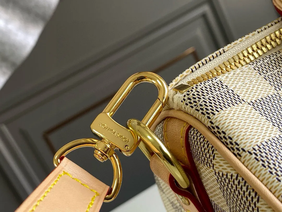 💰760 Top Original N41374 SPEEDY 25 Handbag (With Shoulder Strap) As a representative work of classic design, the Speedy 25 handbag shows full fashion sense whether it is carried cross-body, shoulder or handheld. Fresh and soft Damier Azur canvas adds a special touch. Detailed Features 25 x 19 x 15 cm (Length x Height x Width) Shiny gold-tone brass hardware and padlock Lockable double zipper closure Internal pocket D-ring for keys and accessories Soft fabric lining Shoulder strap: removable, adjustable Strap half-length: 46.5 cm Strap half-length adjustable to: 55.0 cm Handle: Double handle