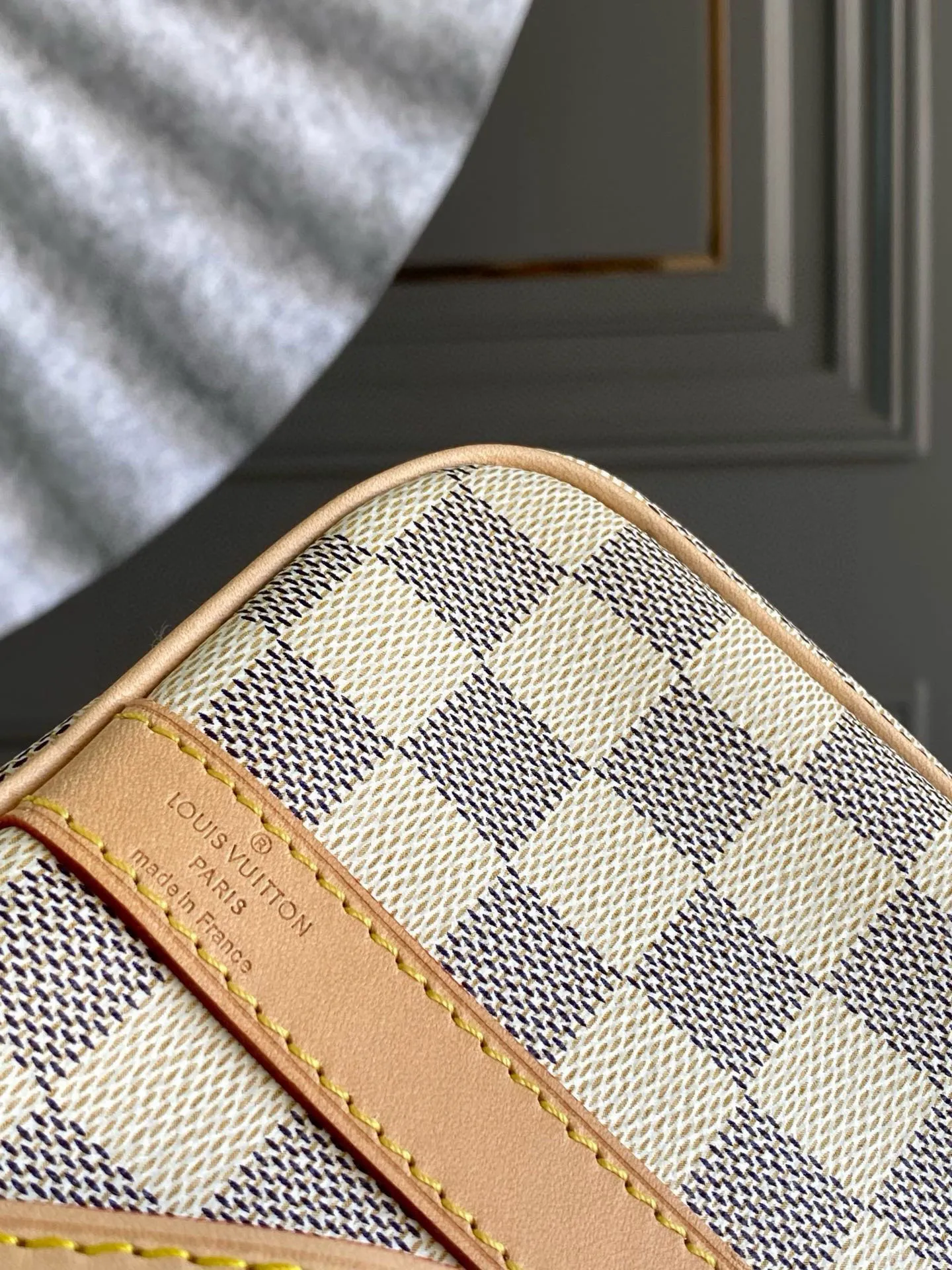 💰760 Top Original N41374 SPEEDY 25 Handbag (With Shoulder Strap) As a representative work of classic design, the Speedy 25 handbag shows full fashion sense whether it is carried cross-body, shoulder or handheld. Fresh and soft Damier Azur canvas adds a special touch. Detailed Features 25 x 19 x 15 cm (Length x Height x Width) Shiny gold-tone brass hardware and padlock Lockable double zipper closure Internal pocket D-ring for keys and accessories Soft fabric lining Shoulder strap: removable, adjustable Strap half-length: 46.5 cm Strap half-length adjustable to: 55.0 cm Handle: Double handle