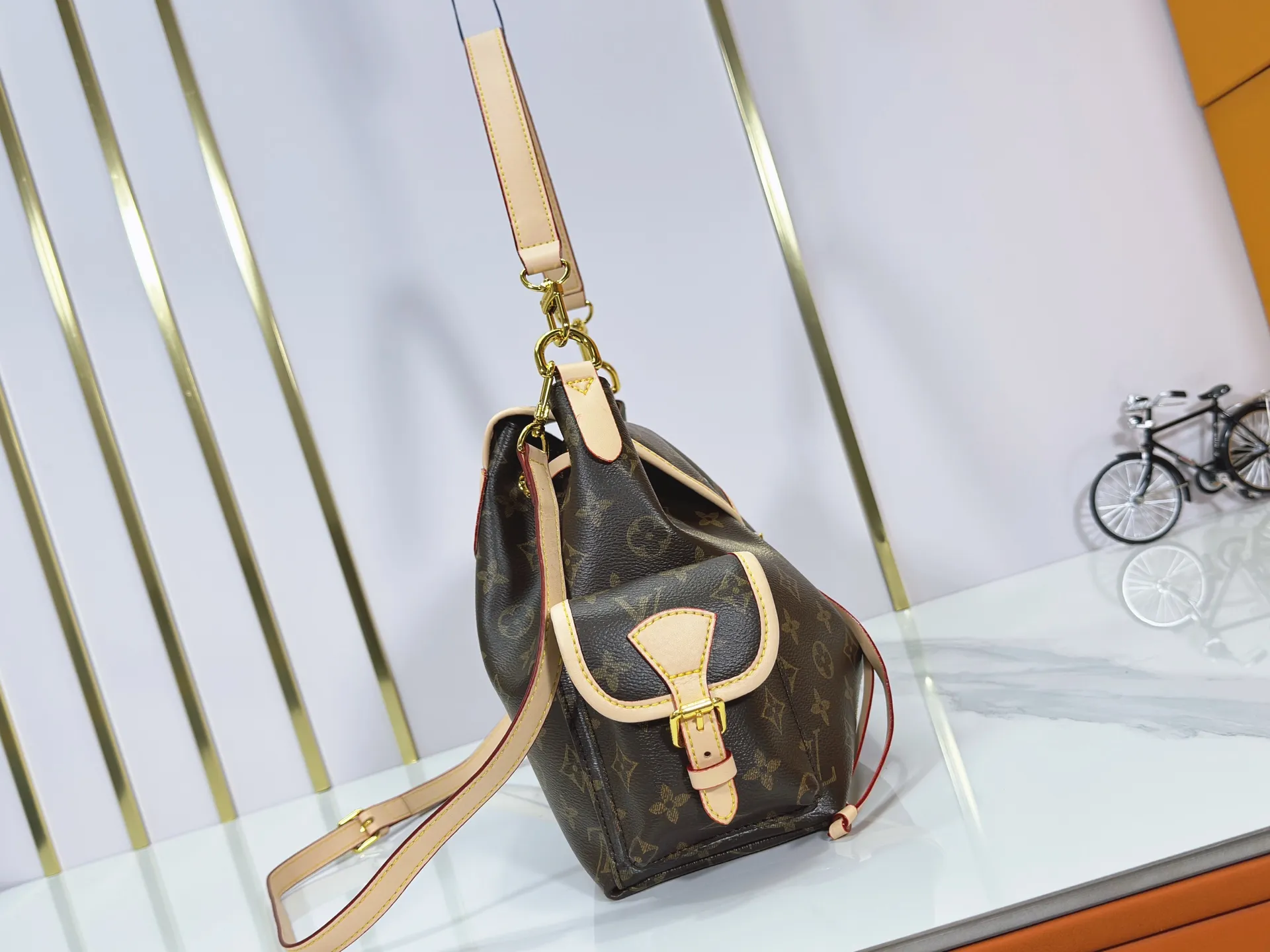 P280 M25085 M45501 upgraded original LV has been planted again! One shoulder ❥. Japanese second-hand vintagev presbyopic Takashi Murakami limited edition Vivian LV presbyopic limited edition! Super beautiful! Many Internet celebrities and trendy people are carrying this bag on one shoulder and across the body. It looks simple and looks very classy when paired with it! Really fascinated by the appearance. Size: 32*11*23cm