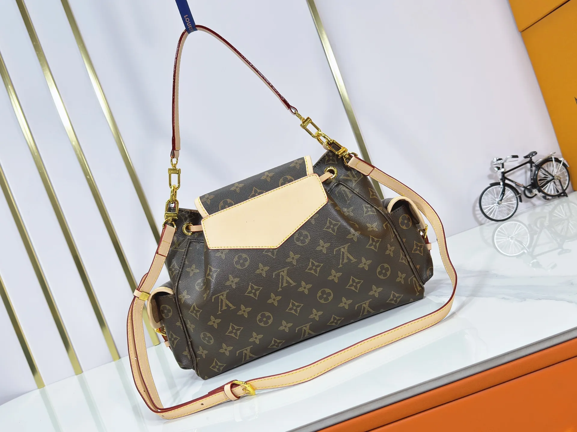 P280 M25085 M45501 upgraded original LV has been planted again! One shoulder ❥. Japanese second-hand vintagev presbyopic Takashi Murakami limited edition Vivian LV presbyopic limited edition! Super beautiful! Many Internet celebrities and trendy people are carrying this bag on one shoulder and across the body. It looks simple and looks very classy when paired with it! Really fascinated by the appearance. Size: 32*11*23cm