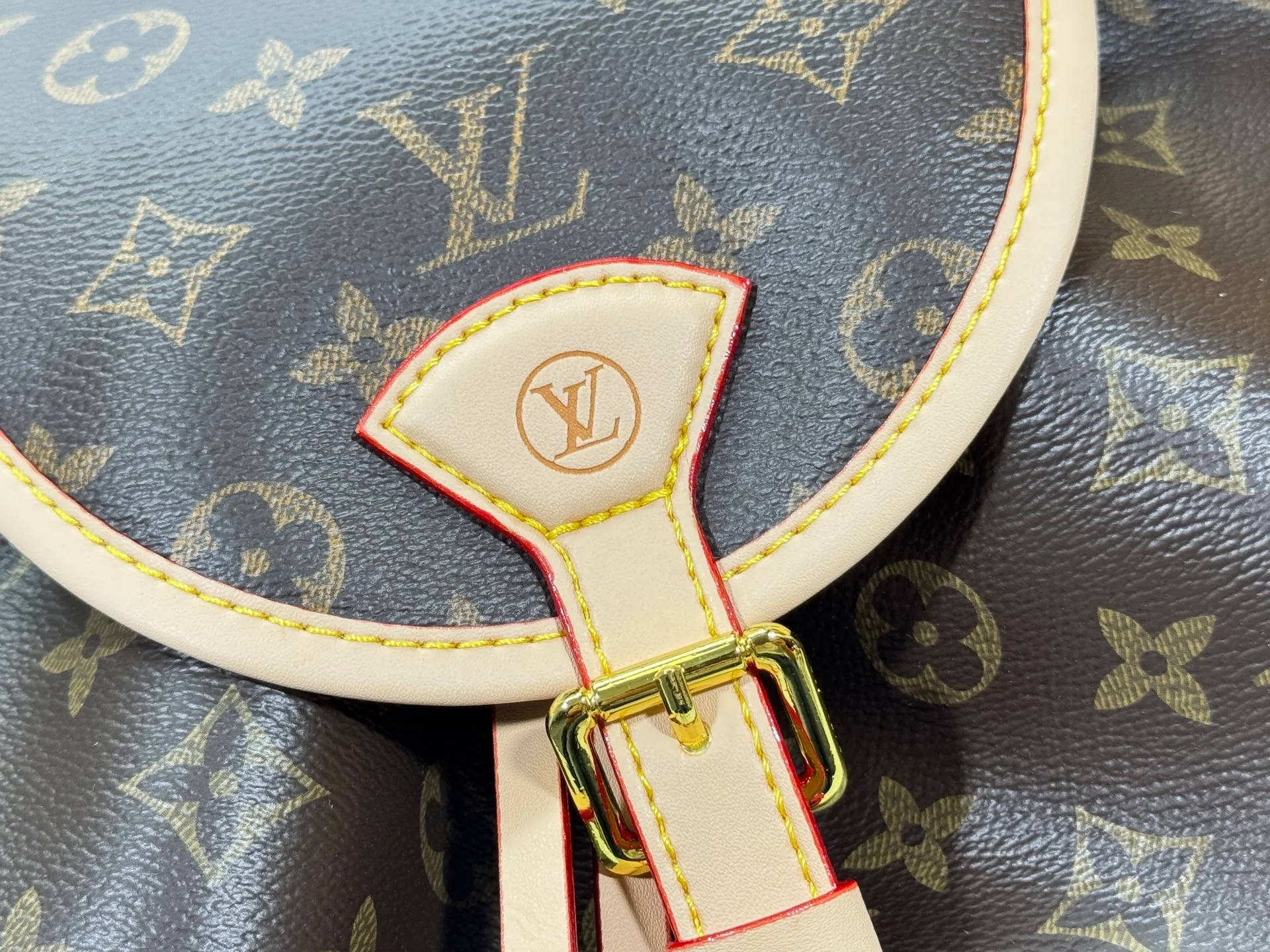 P280 M25085 M45501 upgraded original LV has been planted again! One shoulder ❥. Japanese second-hand vintagev presbyopic Takashi Murakami limited edition Vivian LV presbyopic limited edition! Super beautiful! Many Internet celebrities and trendy people are carrying this bag on one shoulder and across the body. It looks simple and looks very classy when paired with it! Really fascinated by the appearance. Size: 32*11*23cm