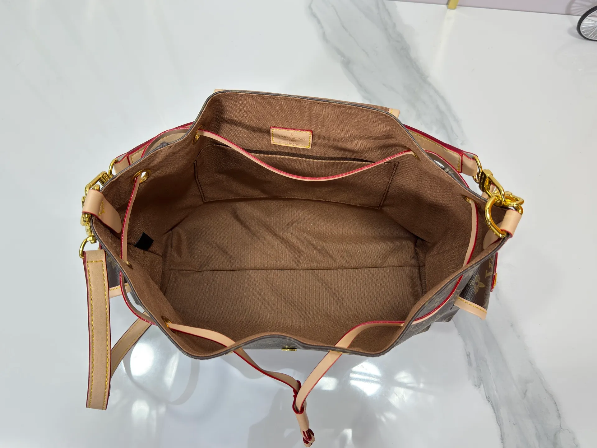 P280 M25085 M45501 upgraded original LV has been planted again! One shoulder ❥. Japanese second-hand vintagev presbyopic Takashi Murakami limited edition Vivian LV presbyopic limited edition! Super beautiful! Many Internet celebrities and trendy people are carrying this bag on one shoulder and across the body. It looks simple and looks very classy when paired with it! Really fascinated by the appearance. Size: 32*11*23cm