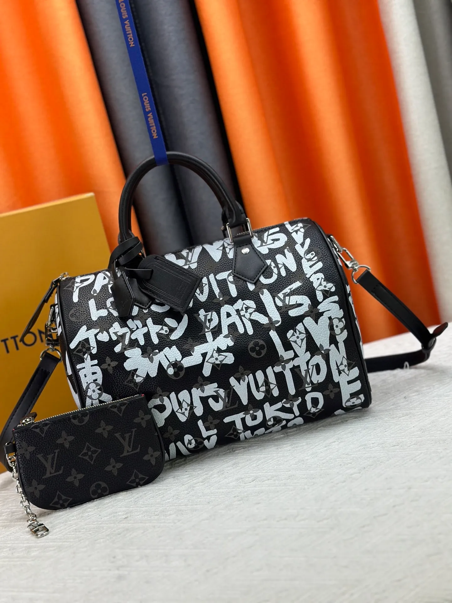 P320 upgraded original M26174 M26175 M26176 M26178 M26180 M24424 LV Speedy 30 Graffiti Pillow Bag Travel Bag Logo-level eye-catching texture and elegant temperament, casual and versatile, which is also the main reason why I bought it. With the soft and tender lambskin material, in short, it can handle various styles of commuting and leisure bags, and it is not a loss. Dimensions: 30×21x17