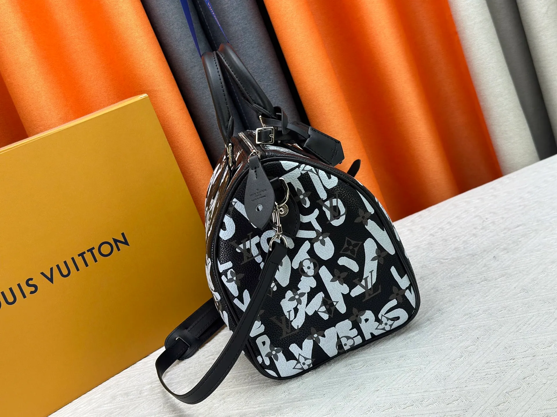 P320 upgraded original M26174 M26175 M26176 M26178 M26180 M24424 LV Speedy 30 Graffiti Pillow Bag Travel Bag Logo-level eye-catching texture and elegant temperament, casual and versatile, which is also the main reason why I bought it. With the soft and tender lambskin material, in short, it can handle various styles of commuting and leisure bags, and it is not a loss. Dimensions: 30×21x17