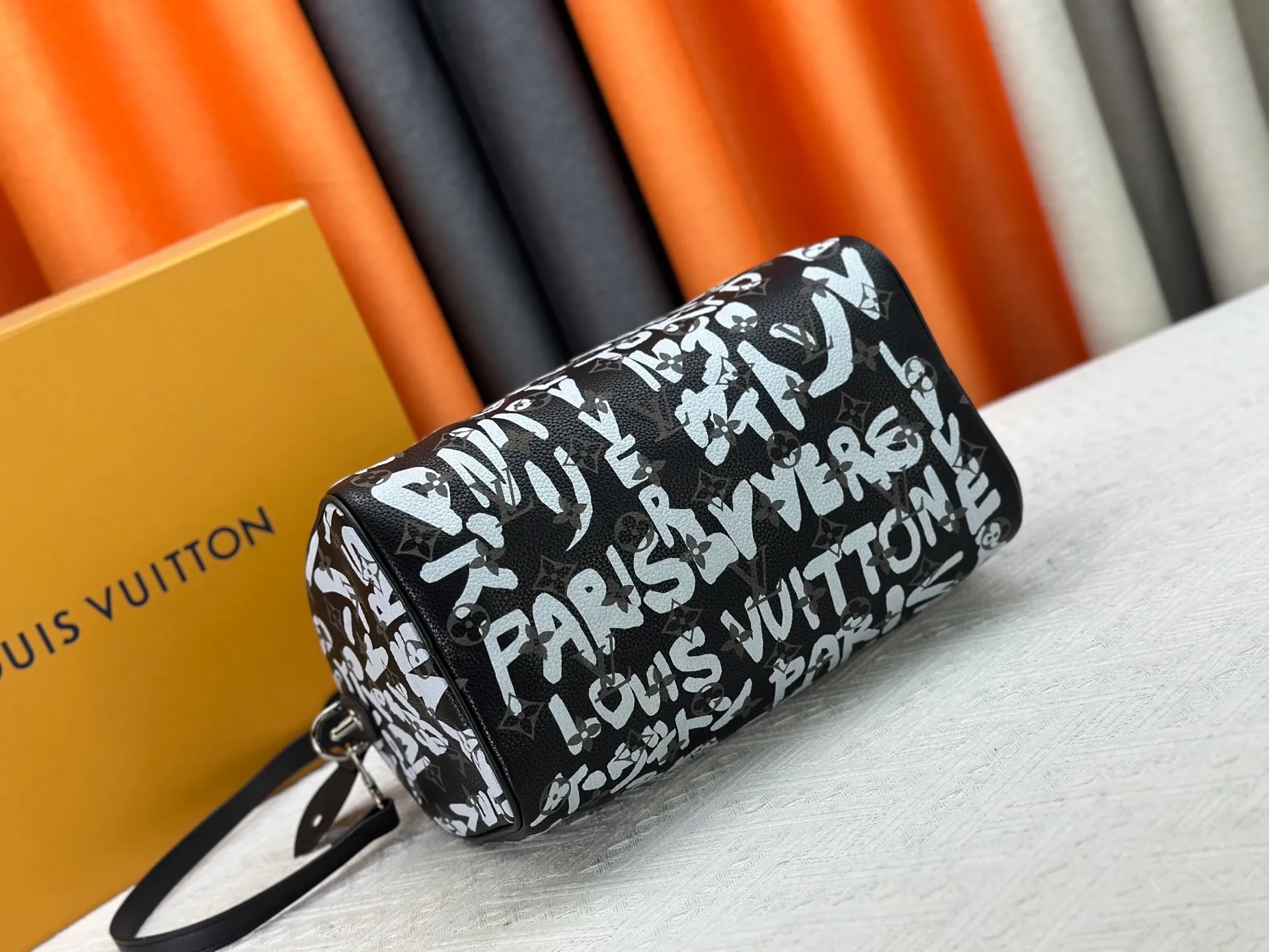 P320 upgraded original M26174 M26175 M26176 M26178 M26180 M24424 LV Speedy 30 Graffiti Pillow Bag Travel Bag Logo-level eye-catching texture and elegant temperament, casual and versatile, which is also the main reason why I bought it. With the soft and tender lambskin material, in short, it can handle various styles of commuting and leisure bags, and it is not a loss. Dimensions: 30×21x17