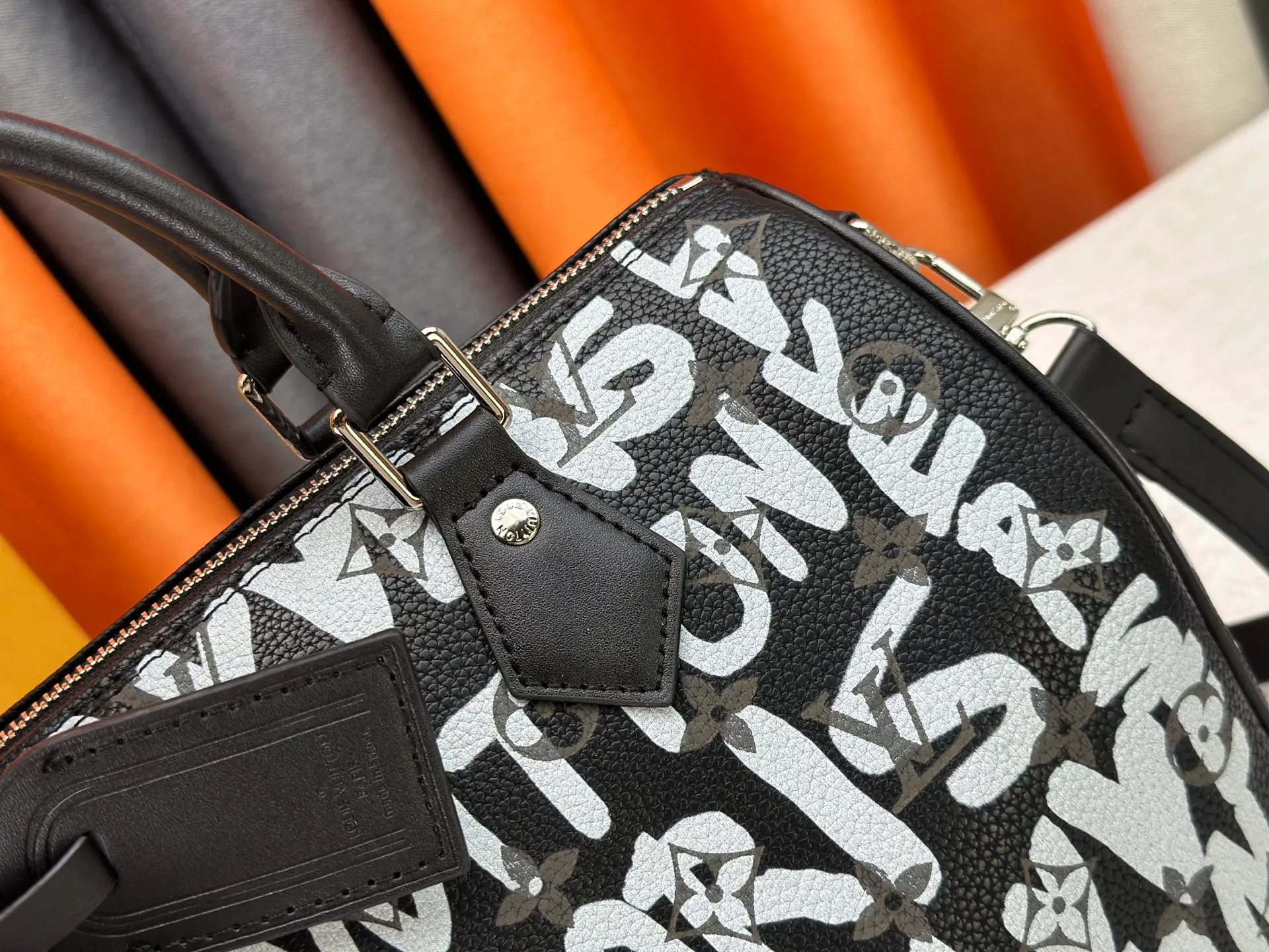 P320 upgraded original M26174 M26175 M26176 M26178 M26180 M24424 LV Speedy 30 Graffiti Pillow Bag Travel Bag Logo-level eye-catching texture and elegant temperament, casual and versatile, which is also the main reason why I bought it. With the soft and tender lambskin material, in short, it can handle various styles of commuting and leisure bags, and it is not a loss. Dimensions: 30×21x17