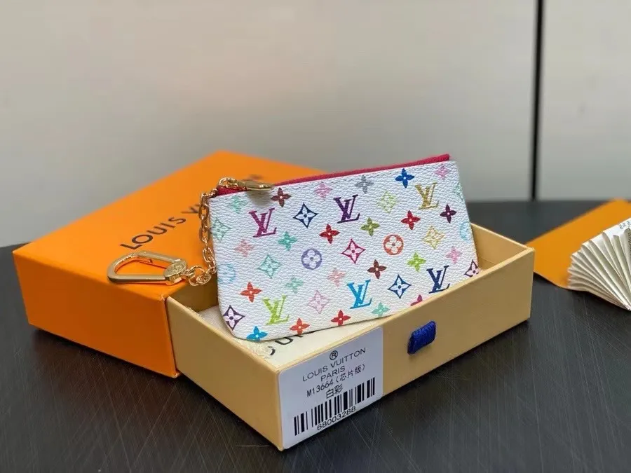 P90 ✨M13664 Black Color Key Bag Wallet Series Key Bag M62650 82620 This Monogram Ld print is interpreted in 33 colorful colors. The white tricolor jointly launched by Takashi Murakami and LV in 2025. The black tricolor has been launched in twelve pieces and is very popular around the world. It is loved by celebrities and celebrities. It is lively, childlike and friendly. It's lined with leather for an elegant shape and can hold cash and cards. Dimensions: 12.0 x 7.0 x 1.5 cm.