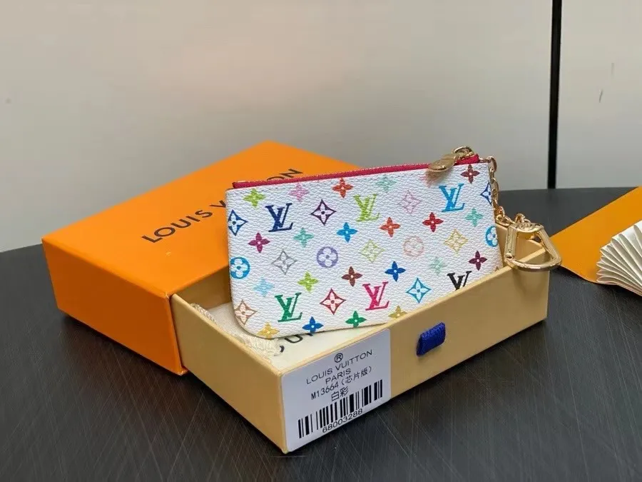 P90 ✨M13664 Black Color Key Bag Wallet Series Key Bag M62650 82620 This Monogram Ld print is interpreted in 33 colorful colors. The white tricolor jointly launched by Takashi Murakami and LV in 2025. The black tricolor has been launched in twelve pieces and is very popular around the world. It is loved by celebrities and celebrities. It is lively, childlike and friendly. It's lined with leather for an elegant shape and can hold cash and cards. Dimensions: 12.0 x 7.0 x 1.5 cm.