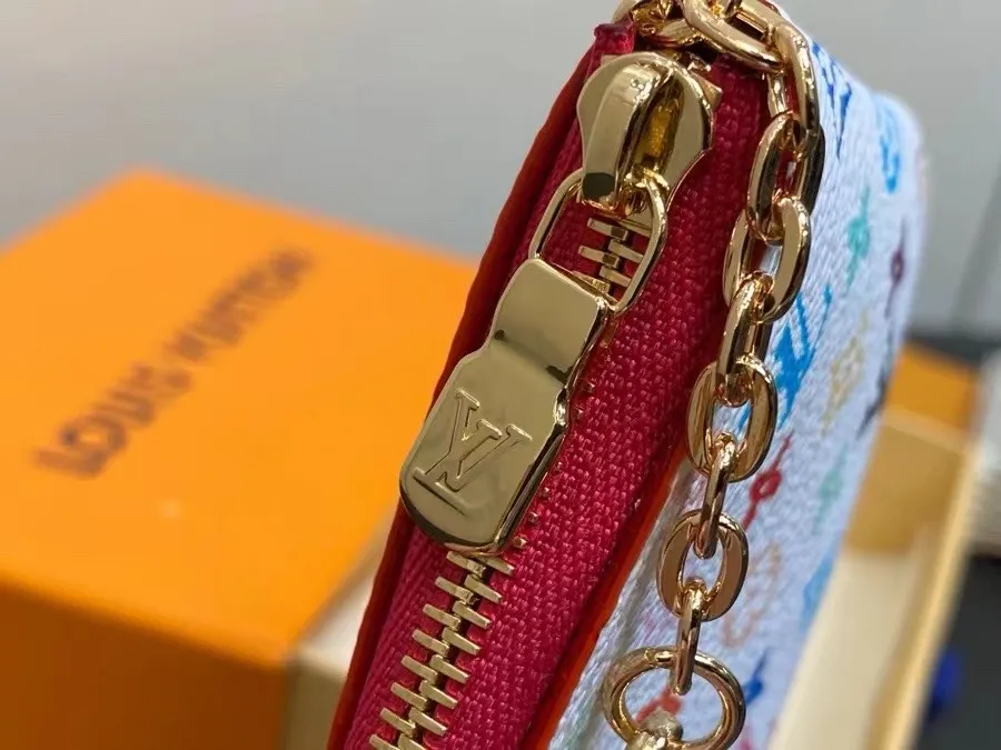 P90 ✨M13664 Black Color Key Bag Wallet Series Key Bag M62650 82620 This Monogram Ld print is interpreted in 33 colorful colors. The white tricolor jointly launched by Takashi Murakami and LV in 2025. The black tricolor has been launched in twelve pieces and is very popular around the world. It is loved by celebrities and celebrities. It is lively, childlike and friendly. It's lined with leather for an elegant shape and can hold cash and cards. Dimensions: 12.0 x 7.0 x 1.5 cm.