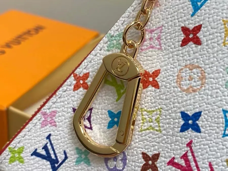 P90 ✨M13664 Black Color Key Bag Wallet Series Key Bag M62650 82620 This Monogram Ld print is interpreted in 33 colorful colors. The white tricolor jointly launched by Takashi Murakami and LV in 2025. The black tricolor has been launched in twelve pieces and is very popular around the world. It is loved by celebrities and celebrities. It is lively, childlike and friendly. It's lined with leather for an elegant shape and can hold cash and cards. Dimensions: 12.0 x 7.0 x 1.5 cm.