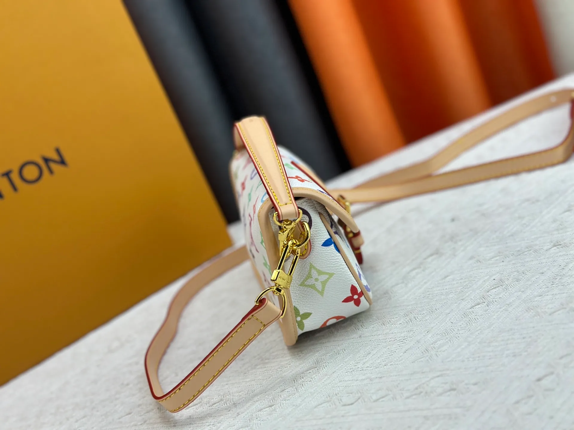 P200 Upgraded original M14194 M83566 M83300 M45985 Baguette bag series New Diane handbag Diane satchel is made of Monogram Empreinte, made of the brand's iconic embossed leather. This versatile bag comes with a removable leather shoulder strap that can be worn over the shoulder or by hand, as well as a roomy removable jacquard crossbody bag with 'Louis Vuitton' printed strap. This versatile bag can be styled chic or sporty to match the overall style or mood. Dimensions: 19×10.5×6cm.