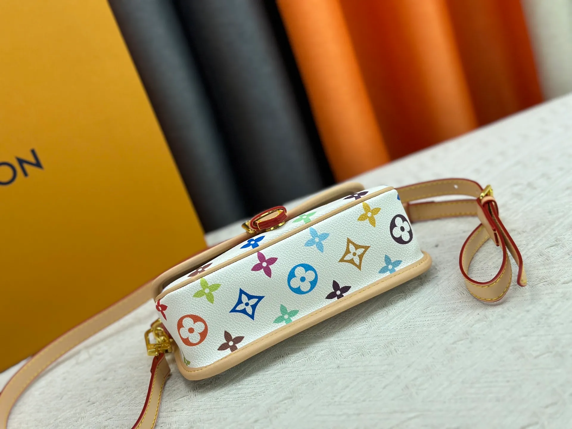 P200 Upgraded original M14194 M83566 M83300 M45985 Baguette bag series New Diane handbag Diane satchel is made of Monogram Empreinte, made of the brand's iconic embossed leather. This versatile bag comes with a removable leather shoulder strap that can be worn over the shoulder or by hand, as well as a roomy removable jacquard crossbody bag with 'Louis Vuitton' printed strap. This versatile bag can be styled chic or sporty to match the overall style or mood. Dimensions: 19×10.5×6cm.