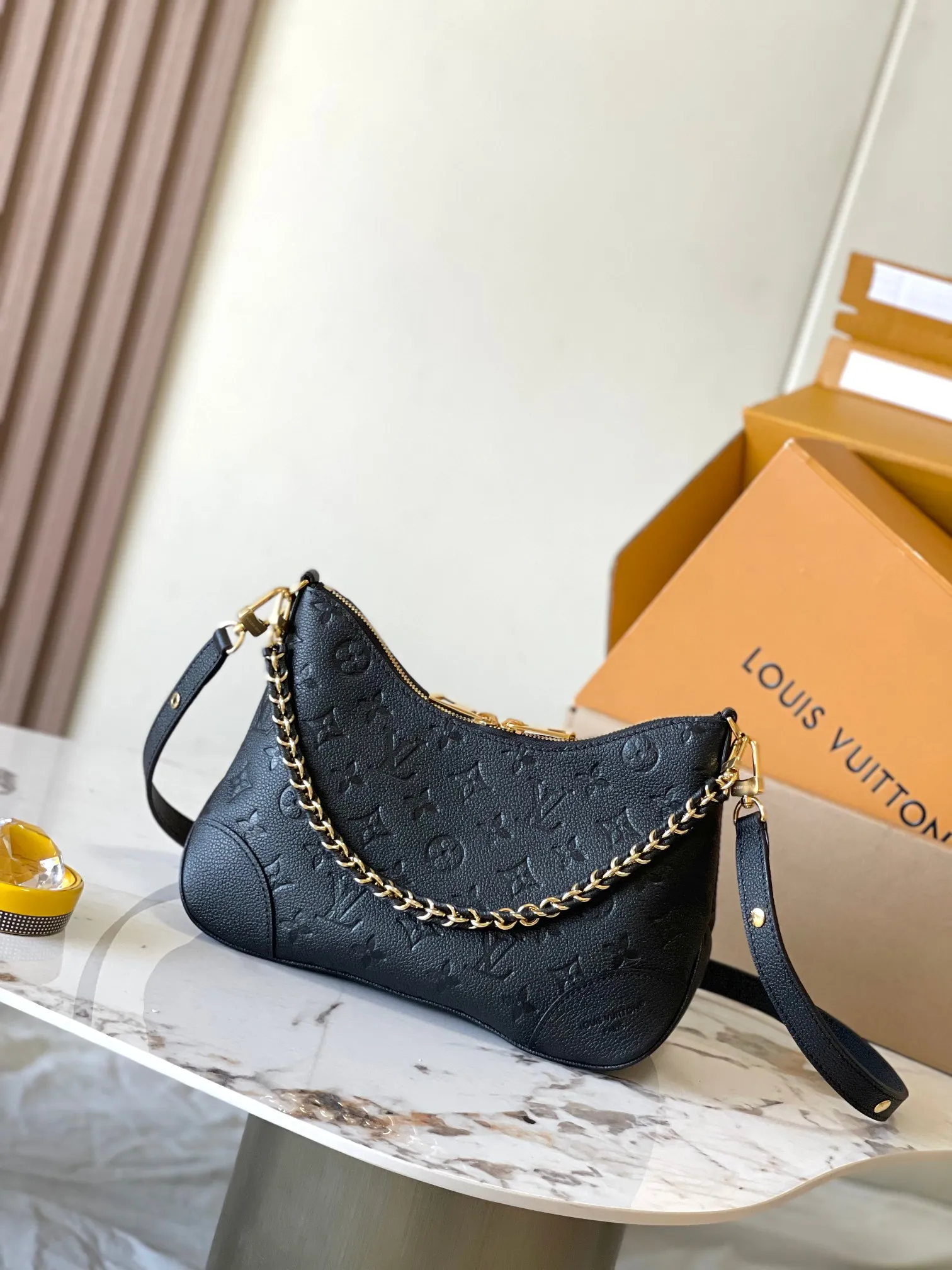p2500 [Special grade MB chip version original leather] This Boulogne handbag uses Monogram Empreinte leather to reinterpret the classic design. Model: M12930 black dynamic chip version Material: A-grade all-steel hardware, imported original fabric Packaging: full set of original duty-free MB packaging Size: 29*16*9.5CM