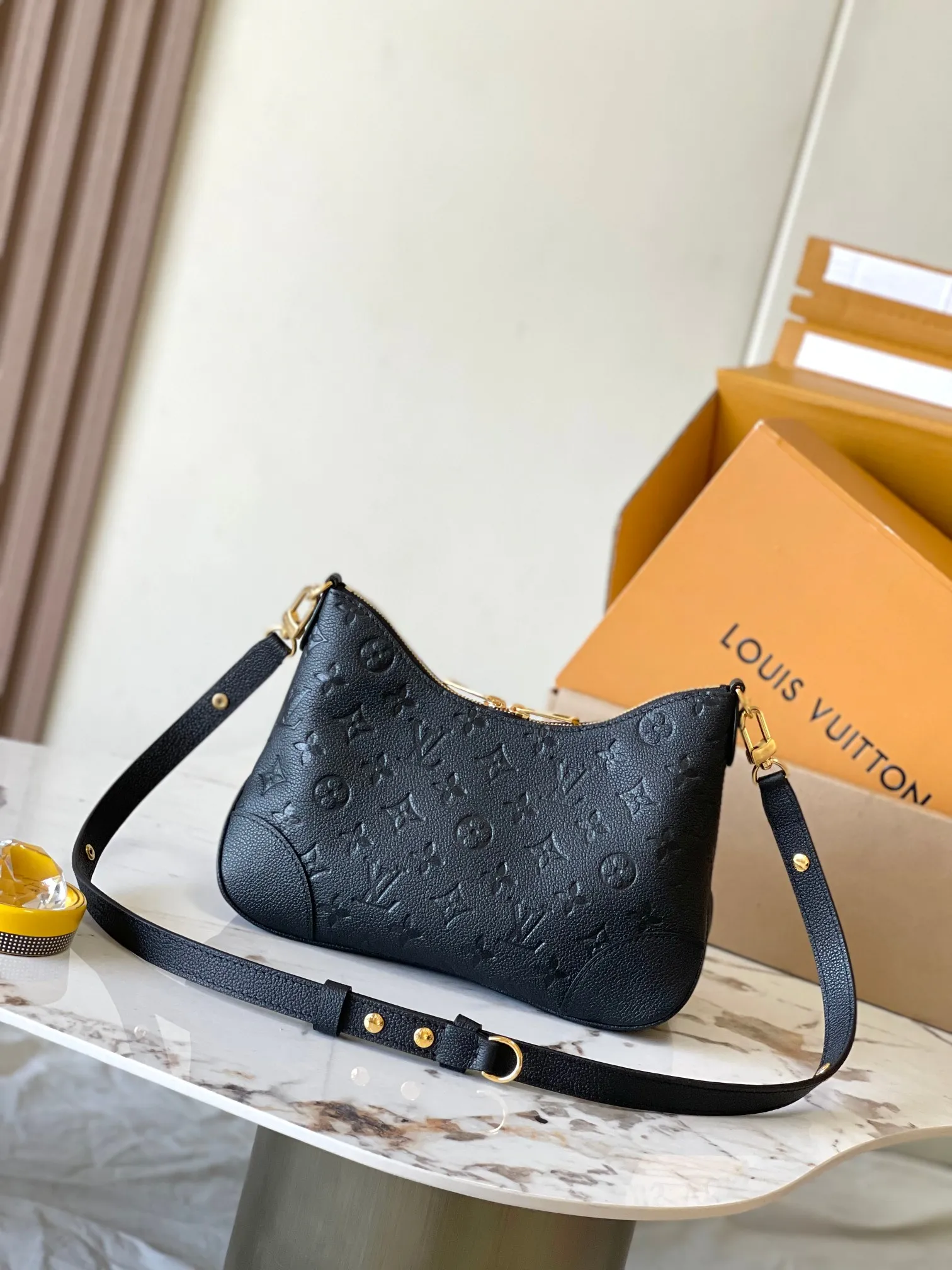 p2500 [Special grade MB chip version original leather] This Boulogne handbag uses Monogram Empreinte leather to reinterpret the classic design. Model: M12930 black dynamic chip version Material: A-grade all-steel hardware, imported original fabric Packaging: full set of original duty-free MB packaging Size: 29*16*9.5CM