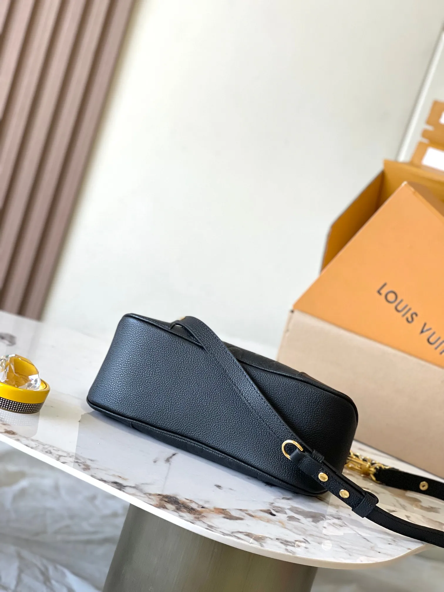 p2500 [Special grade MB chip version original leather] This Boulogne handbag uses Monogram Empreinte leather to reinterpret the classic design. Model: M12930 black dynamic chip version Material: A-grade all-steel hardware, imported original fabric Packaging: full set of original duty-free MB packaging Size: 29*16*9.5CM