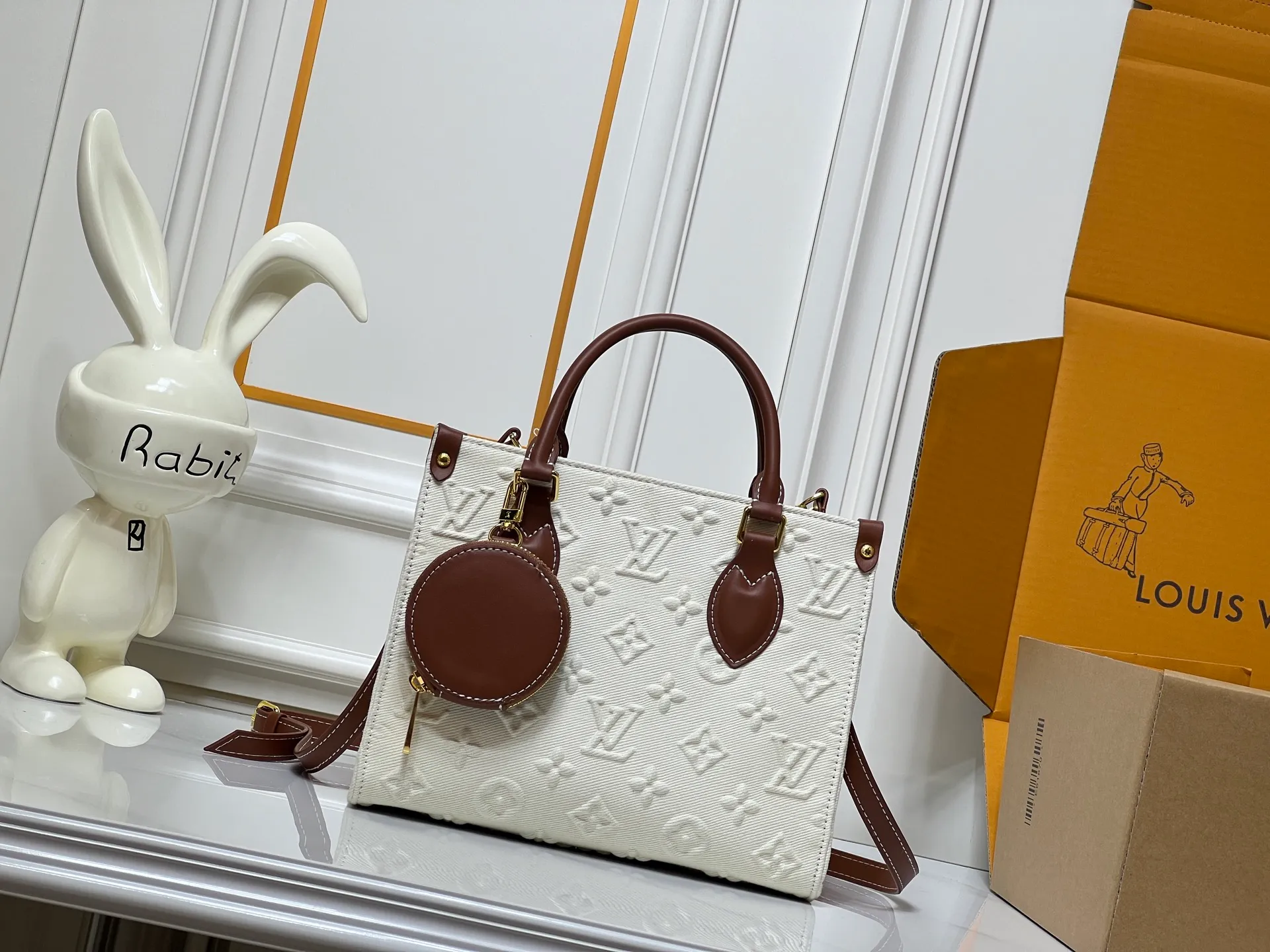 Batch 300💰M45659 M46373 Apricot embossed denim OnTheGo small new version The legendary ONTHEGO handbag: made of washed LV Blason denim, with deep tones to accentuate the gradient effect of the LV letters, showing Pharrell Williams' creative ingenuity in translating graceful music into fashion language. The zippered front pocket provides easy access to everyday items, while the drawstring closure and magnetic laces provide ample space. Detailed features25x11x19 cm