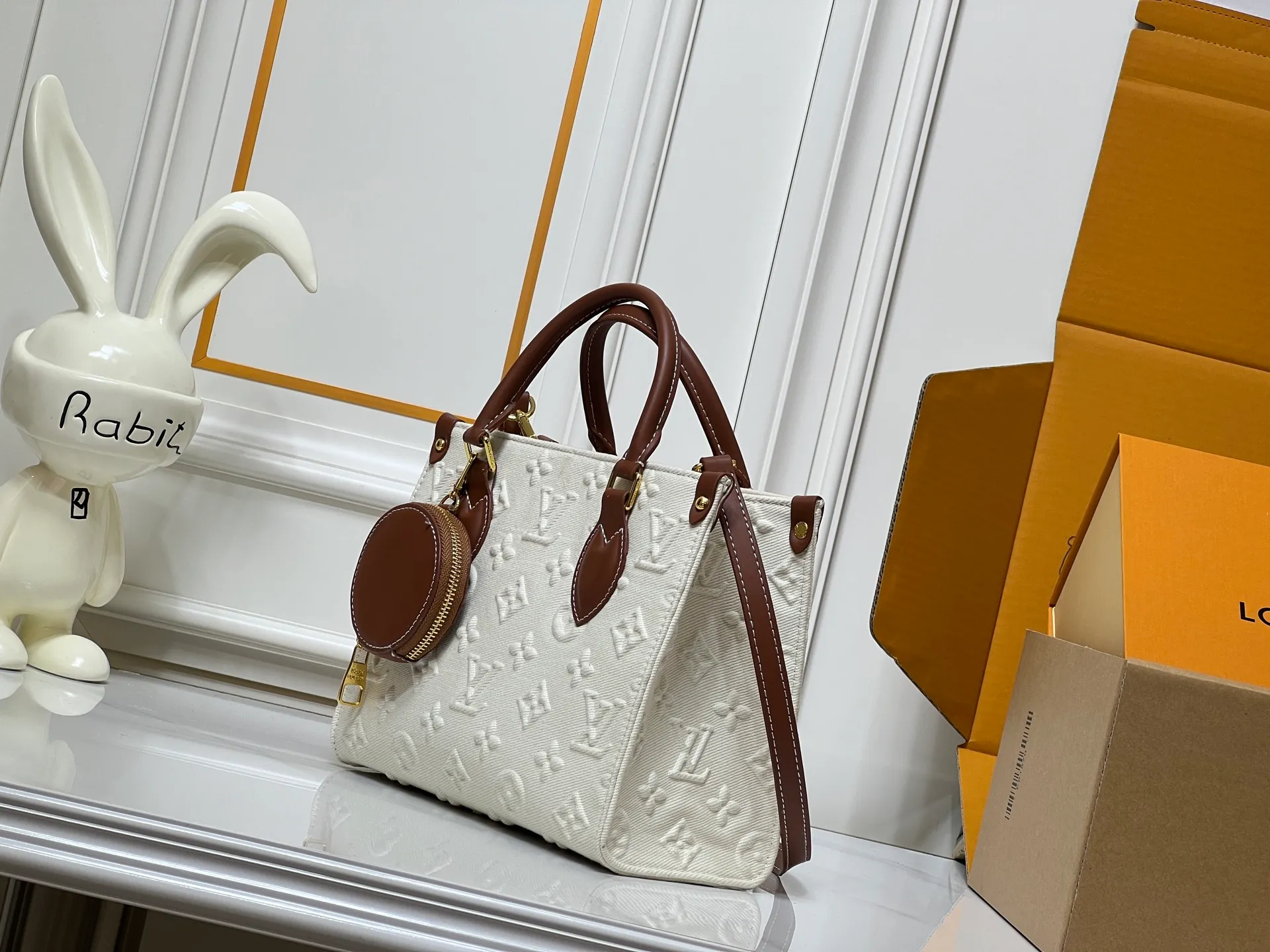 Batch 300💰M45659 M46373 Apricot embossed denim OnTheGo small new version The legendary ONTHEGO handbag: made of washed LV Blason denim, with deep tones to accentuate the gradient effect of the LV letters, showing Pharrell Williams' creative ingenuity in translating graceful music into fashion language. The zippered front pocket provides easy access to everyday items, while the drawstring closure and magnetic laces provide ample space. Detailed features25x11x19 cm