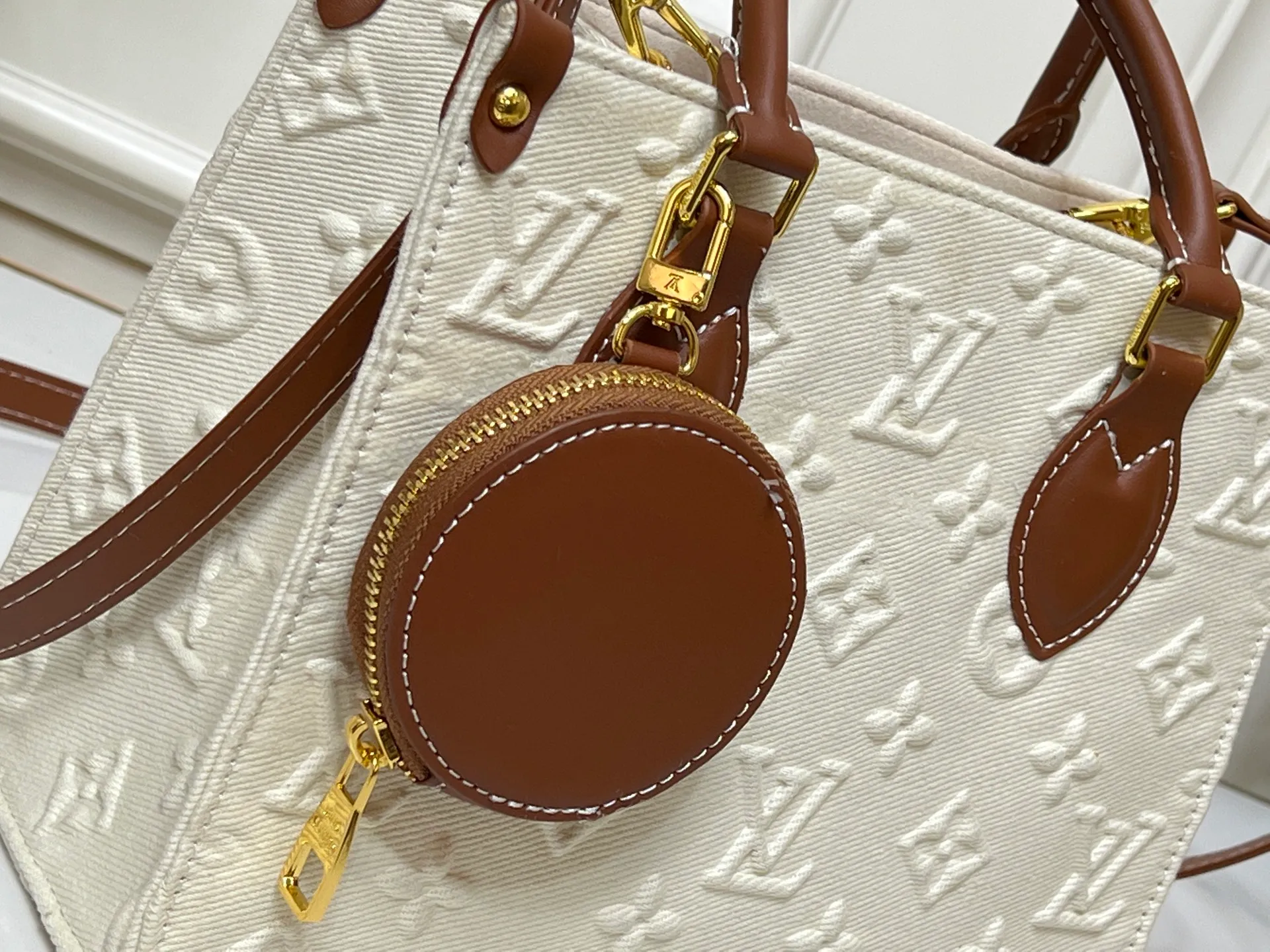 Batch 300💰M45659 M46373 Apricot embossed denim OnTheGo small new version The legendary ONTHEGO handbag: made of washed LV Blason denim, with deep tones to accentuate the gradient effect of the LV letters, showing Pharrell Williams' creative ingenuity in translating graceful music into fashion language. The zippered front pocket provides easy access to everyday items, while the drawstring closure and magnetic laces provide ample space. Detailed features25x11x19 cm