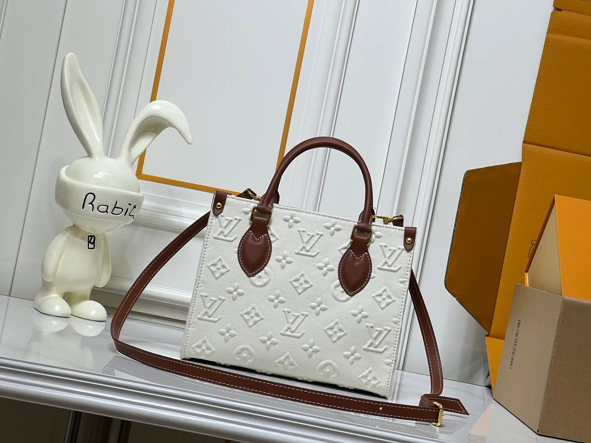 Batch 300💰M45659 M46373 Apricot embossed denim OnTheGo small new version The legendary ONTHEGO handbag: made of washed LV Blason denim, with deep tones to accentuate the gradient effect of the LV letters, showing Pharrell Williams' creative ingenuity in translating graceful music into fashion language. The zippered front pocket provides easy access to everyday items, while the drawstring closure and magnetic laces provide ample space. Detailed features25x11x19 cm