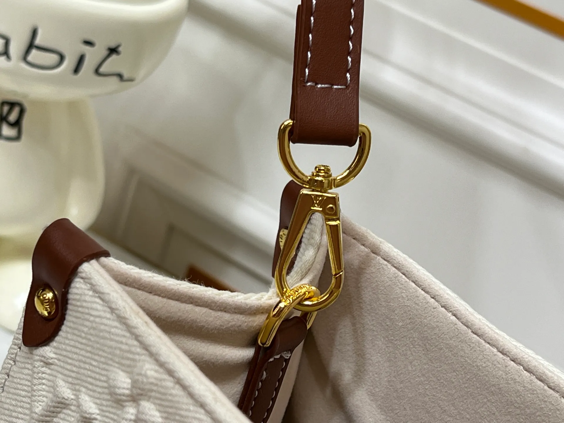 Batch 300💰M45659 M46373 Apricot embossed denim OnTheGo small new version The legendary ONTHEGO handbag: made of washed LV Blason denim, with deep tones to accentuate the gradient effect of the LV letters, showing Pharrell Williams' creative ingenuity in translating graceful music into fashion language. The zippered front pocket provides easy access to everyday items, while the drawstring closure and magnetic laces provide ample space. Detailed features25x11x19 cm