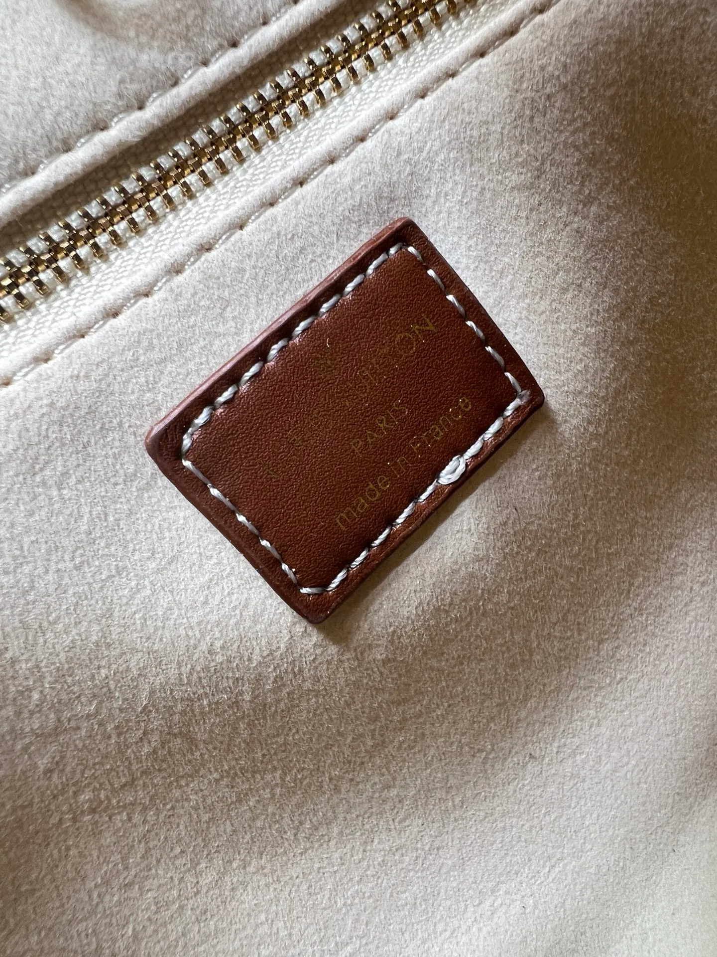 Batch 300💰M45659 M46373 Apricot embossed denim OnTheGo small new version The legendary ONTHEGO handbag: made of washed LV Blason denim, with deep tones to accentuate the gradient effect of the LV letters, showing Pharrell Williams' creative ingenuity in translating graceful music into fashion language. The zippered front pocket provides easy access to everyday items, while the drawstring closure and magnetic laces provide ample space. Detailed features25x11x19 cm