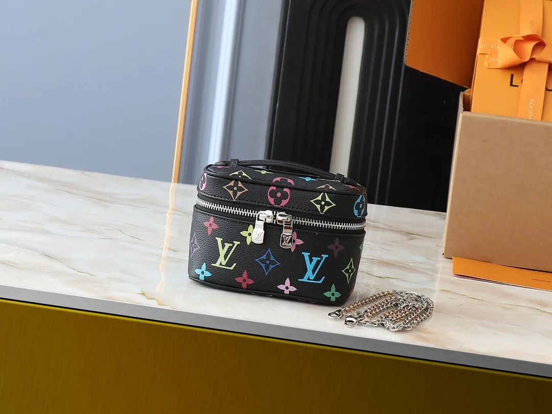 💰240💰Upgraded original version M13747 M44495 M42265 M44936 M42263 lv Murakami Nice mini Nano cosmetic bag with Monogram print and 33 colorful colors. In 2025, Murakami and LV jointly launched the white and black tricolor twelve pieces, which are very popular around the world and are loved by celebrities and celebrities. Dimensions: 14 x 10.2 x 8.5 (LxHxW)