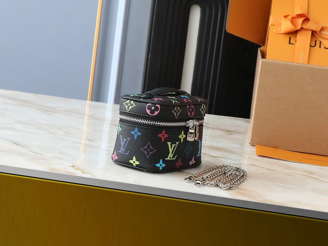 💰240💰Upgraded original version M13747 M44495 M42265 M44936 M42263 lv Murakami Nice mini Nano cosmetic bag with Monogram print and 33 colorful colors. In 2025, Murakami and LV jointly launched the white and black tricolor twelve pieces, which are very popular around the world and are loved by celebrities and celebrities. Dimensions: 14 x 10.2 x 8.5 (LxHxW)