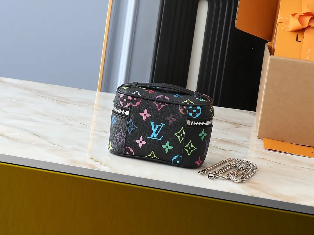 💰240💰Upgraded original version M13747 M44495 M42265 M44936 M42263 lv Murakami Nice mini Nano cosmetic bag with Monogram print and 33 colorful colors. In 2025, Murakami and LV jointly launched the white and black tricolor twelve pieces, which are very popular around the world and are loved by celebrities and celebrities. Dimensions: 14 x 10.2 x 8.5 (LxHxW)