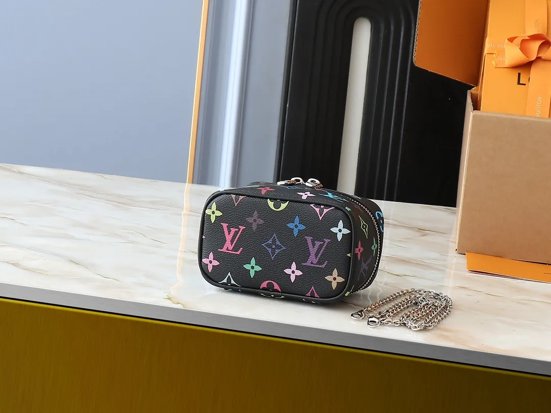 💰240💰Upgraded original version M13747 M44495 M42265 M44936 M42263 lv Murakami Nice mini Nano cosmetic bag with Monogram print and 33 colorful colors. In 2025, Murakami and LV jointly launched the white and black tricolor twelve pieces, which are very popular around the world and are loved by celebrities and celebrities. Dimensions: 14 x 10.2 x 8.5 (LxHxW)