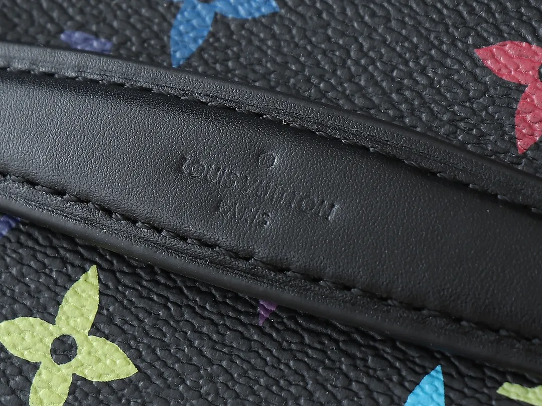 💰240💰Upgraded original version M13747 M44495 M42265 M44936 M42263 lv Murakami Nice mini Nano cosmetic bag with Monogram print and 33 colorful colors. In 2025, Murakami and LV jointly launched the white and black tricolor twelve pieces, which are very popular around the world and are loved by celebrities and celebrities. Dimensions: 14 x 10.2 x 8.5 (LxHxW)