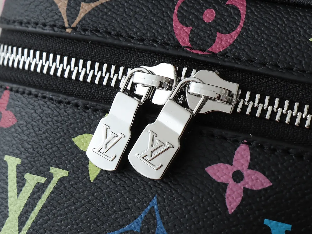 💰240💰Upgraded original version M13747 M44495 M42265 M44936 M42263 lv Murakami Nice mini Nano cosmetic bag with Monogram print and 33 colorful colors. In 2025, Murakami and LV jointly launched the white and black tricolor twelve pieces, which are very popular around the world and are loved by celebrities and celebrities. Dimensions: 14 x 10.2 x 8.5 (LxHxW)