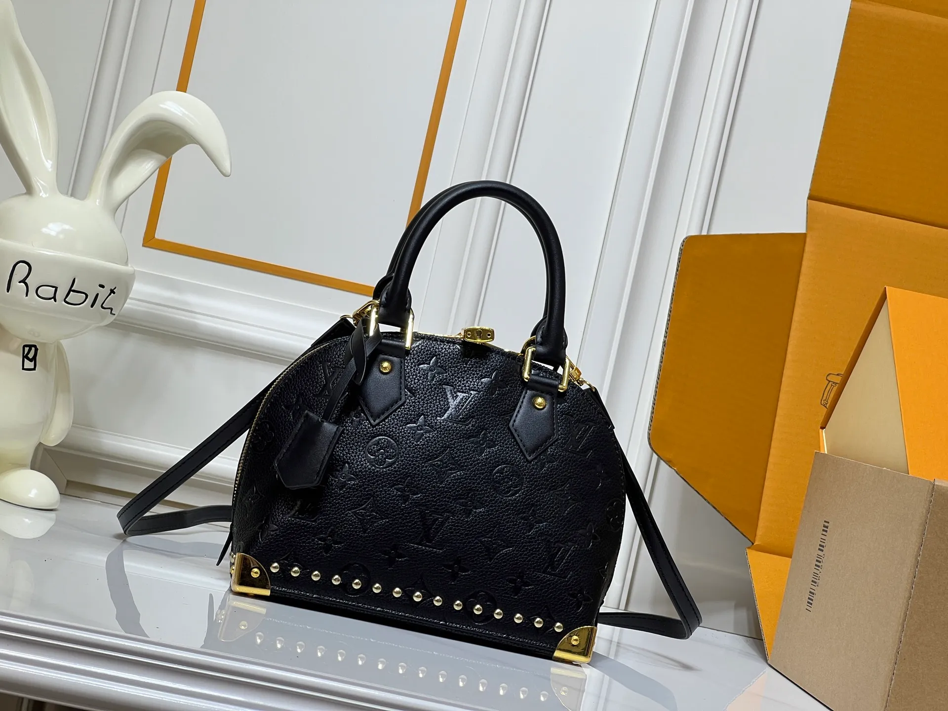 Batch 280💰Upgraded from the original M53153 M53152 Louis Vuitton's iconic handbag, one of the most structured and structured. Its prototype is a piece designed by Gaston Vuitton and named after the Alma Bridge, which connects two adjacent fashionable districts in Paris. Signature Monogram canvas gives it a classic feel. Dimensions: 25 x 19 x 12 (length x height x width)