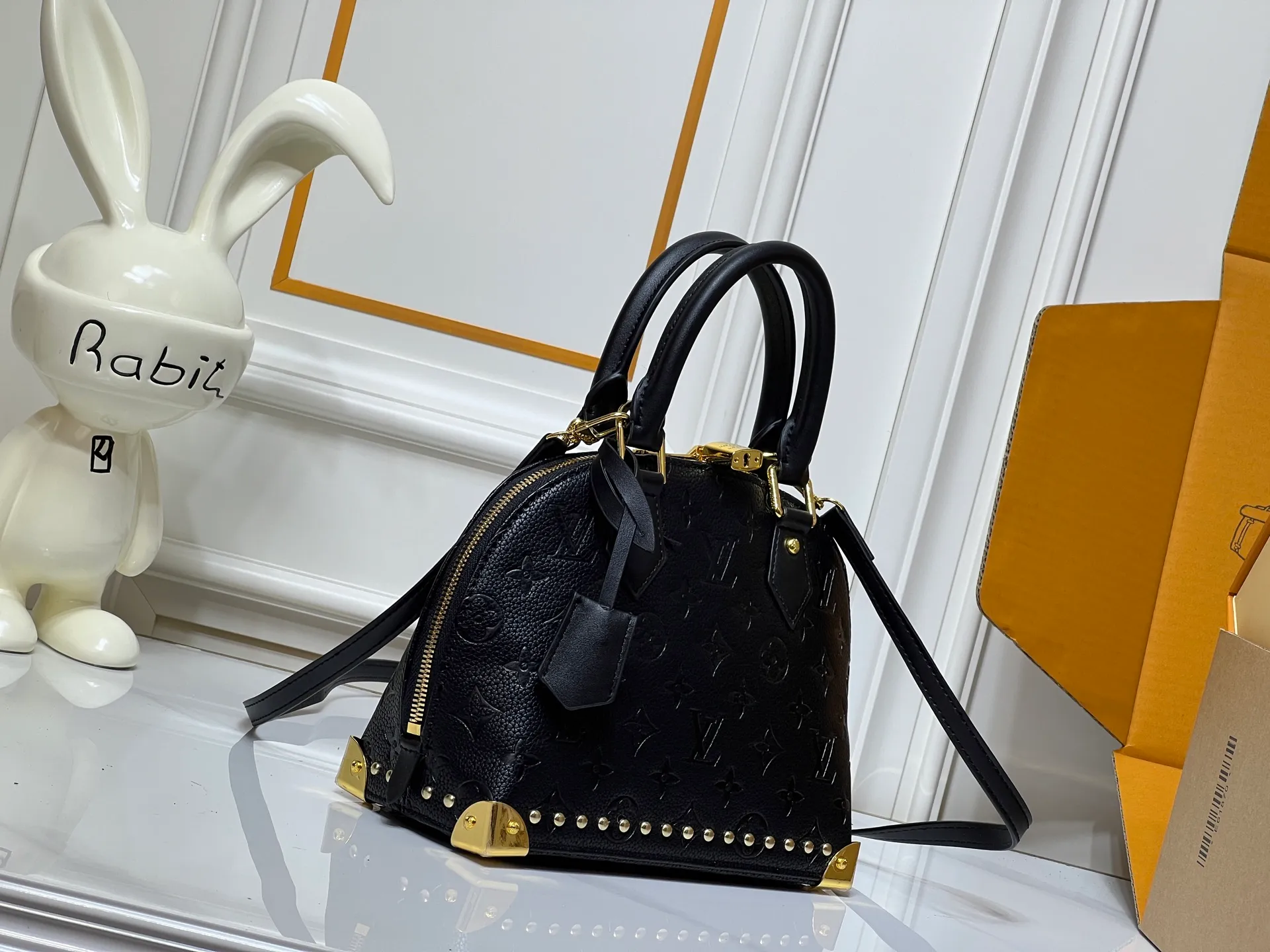 Batch 280💰Upgraded from the original M53153 M53152 Louis Vuitton's iconic handbag, one of the most structured and structured. Its prototype is a piece designed by Gaston Vuitton and named after the Alma Bridge, which connects two adjacent fashionable districts in Paris. Signature Monogram canvas gives it a classic feel. Dimensions: 25 x 19 x 12 (length x height x width)
