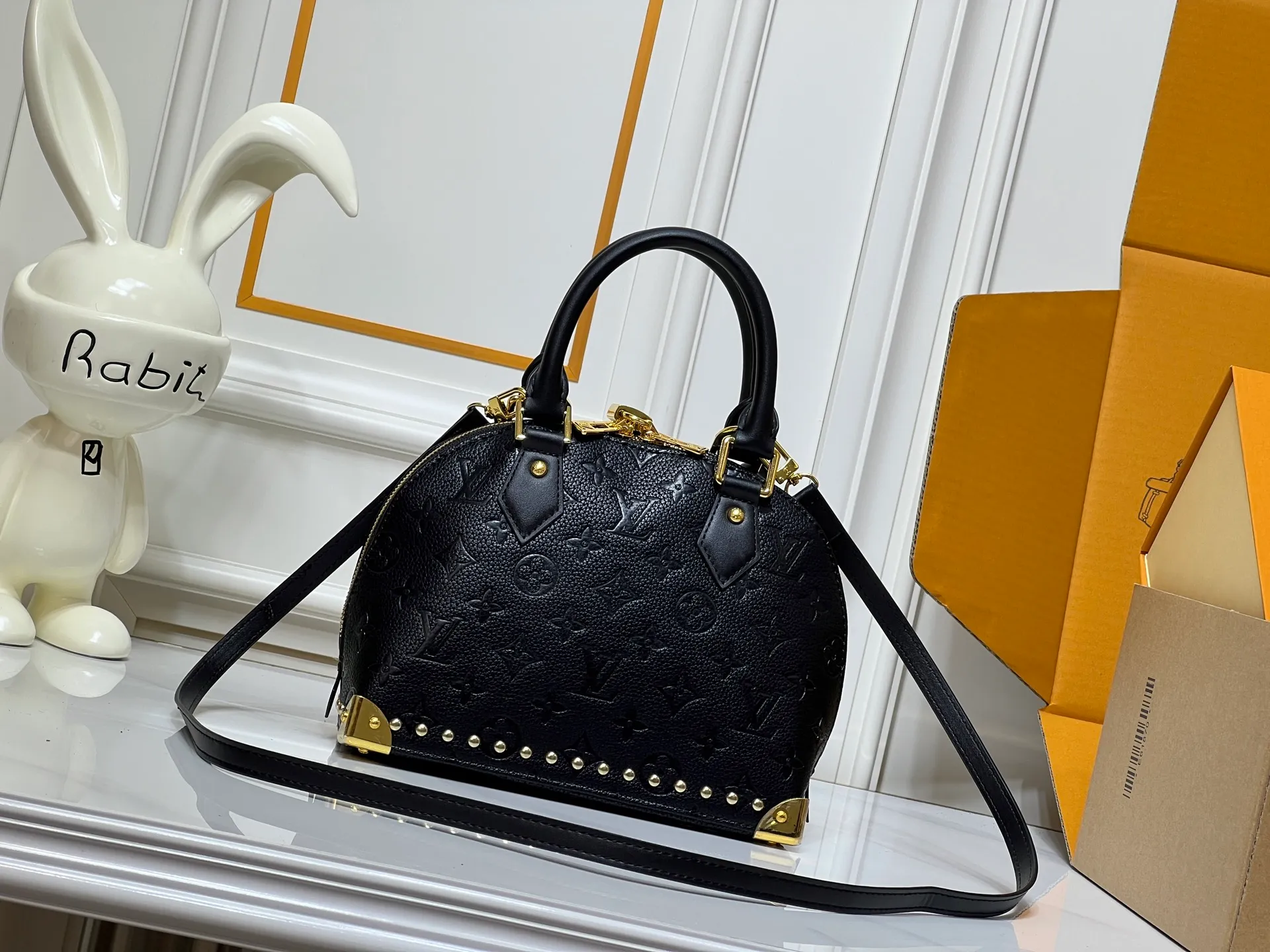 Batch 280💰Upgraded from the original M53153 M53152 Louis Vuitton's iconic handbag, one of the most structured and structured. Its prototype is a piece designed by Gaston Vuitton and named after the Alma Bridge, which connects two adjacent fashionable districts in Paris. Signature Monogram canvas gives it a classic feel. Dimensions: 25 x 19 x 12 (length x height x width)