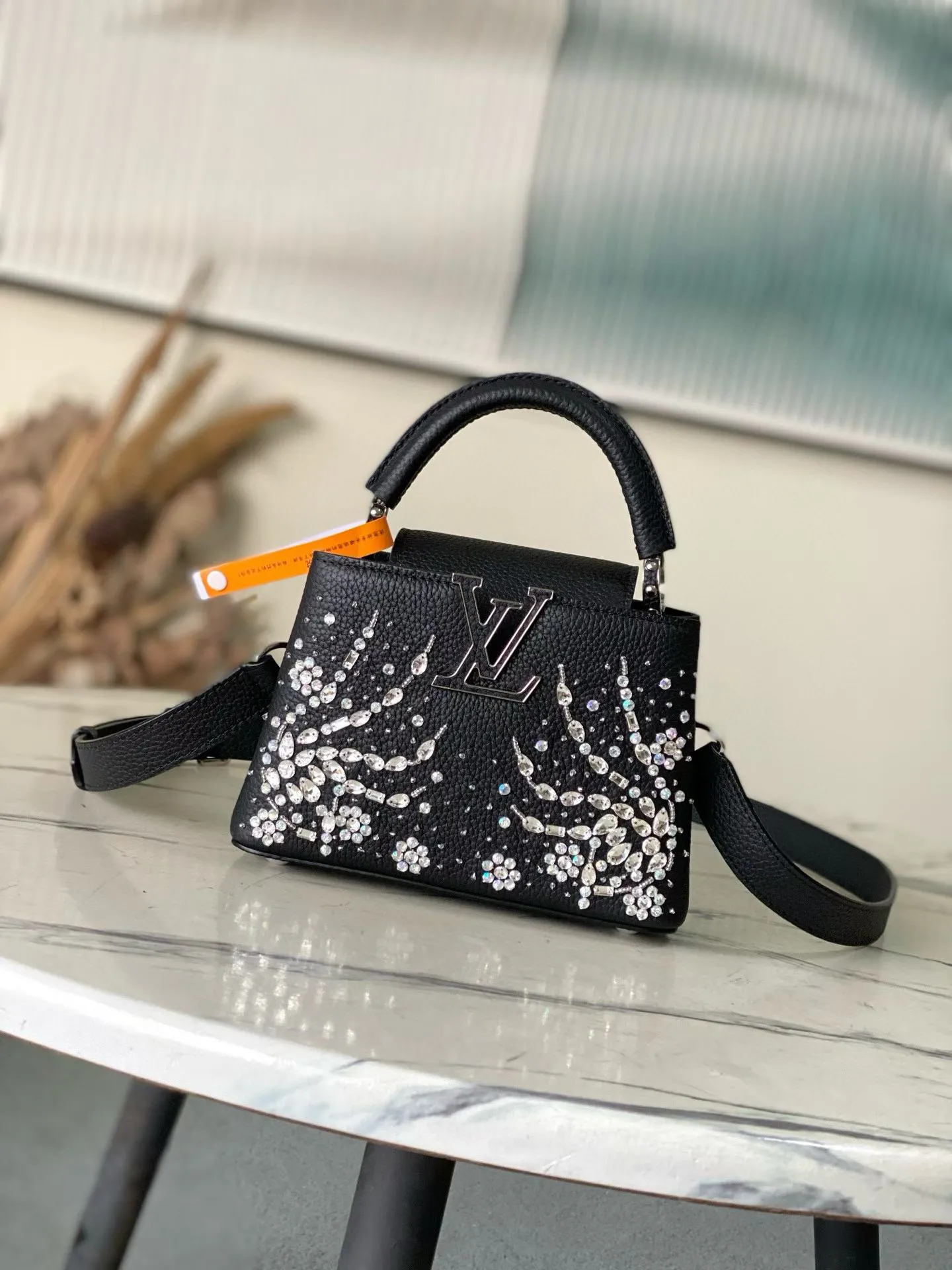 💰2700 "Special Grade Original Leather" M25716 Black Mini As part of the "Extraordinary Series", this Capni mini bag has been redesigned with exquisite embroidery technology. It's made from calfskin and embellished with shimmering sequins in a romantic floral pattern and finished with gold-toned hardware. The backpack design provides a separated interior space and features the iconic LV initials as a tribute to the brand's exquisite craftsmanship. Dimensions: 21 x 13.6 x 8cm
